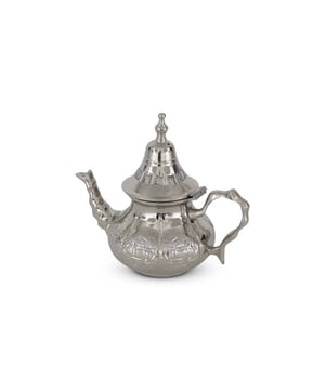 
Haal de Arabische charme in huis met deze prachtige Marokkaanse Theepot met sierwerk Deze Marokkaanse theepot is geweldig om je dagelijkse glaasje thee in te drinken. De theepot is te gebruiken als woondecoratie of om heerlijke Marokkaanse munt thee uit te drinken met al jouw vrienden en familie. Door het roostertje achter de schenktuit blijft de losse theebladen in de pot en heb je geen keukenzeef nodig. Deze theepot is uitstekend geschikt voor alle theesoorten. Een echte Arabische theesfeer wordt gecreëerd als de theepot wordt aangevuld met bijpassend suikerpotjes en Marokkaanse theeglazen. Geef 'm cadeau of geschenk aan je vrienden die zullen opkijken van deze unieke Marokkaanse theepot. Goed om te weten: * Gegarandeerd van inox kwaliteit * Stevige handvat * Roestvrije theepot * Handgemaakt door ambachtslieden * Inclusief dekselkwastje Materiaal:Inox
