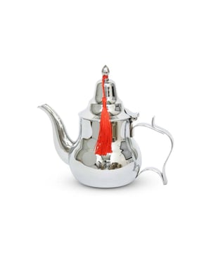 
Haal de Arabische charme in huis met deze prachtige Marokkaanse Theepot met sierwerk Deze Marokkaanse theepot is geweldig om je dagelijkse glaasje thee in te drinken. De theepot is te gebruiken als woondecoratie of om heerlijke Marokkaanse munt thee uit te drinken met al jouw vrienden en familie. Door het roostertje achter de schenktuit blijft de losse theebladen in de pot en heb je geen keukenzeef nodig. Deze theepot is uitstekend geschikt voor alle theesoorten. Een echte Arabische theesfeer wordt gecreëerd als de theepot wordt aangevuld met bijpassend suikerpotjes en theeglazen. Geef 'm cadeau of geschenk aan je vrienden die zullen opkijken van deze unieke Marokkaanse theepot. Goed om te weten: * Gegarandeerd van inox kwaliteit * Stevige handvat * Roestvrije theepot * Handgemaakt door ambachtslieden * Geschikt voor alle warmtebronnen * Inclusief: dekselkwastje & handvatdoekje Materiaal:Inox