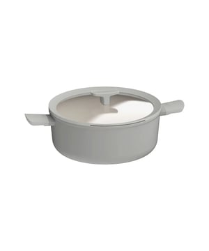 <h2>BergHOFF Kookpan Balance Recycled 28cm Moonmist Downdraft</h2>
<ul>
<li>Ovenbestending tot 180°C / 356°F</li>
<li>Stay-cool handgrepen voor extra comfort en veiligheid</li>
<li>Gezonde CeraGreen keramisch antiaanbaklaag (PFAS-vrij)</li>
<li>Gemaakt met gerecycled aluminium</li>
<li>Pan heeft deksel met opening waardoor je makkelijk kan afgieten</li>
<li>Speciaal handvat op het deksel waarop u een lepel kunt leggen</li>
<li>Geschikt voor alle downdraft- en reguliere kookplaten</li>
<li>Doorzichtig glazen deksel met geïntegreerde luchtkanalen en afgietfunctie</li>
<li>Geschikt voor alle warmtebronnen, inclusief inductie</li>
<li>Eenvoudig te reinigen</li>
<li>Geleidt warmte snel en gelijkmatig voor energiezuinig koken</li>
<li>Licht materiaal dat gemakkelijk te hanteren is</li>
<li>Handwas word aanbevolen voor optimale levensduur</li>
</ul>
<p><strong>Uitgebreide omschrijving</strong></p>
<p>Door het stevige maar lichte aluminium materiaal en zijn hoogwaardige, duurzame en gezonde keramische antikleeflaag is deze kookpan met deksel een echte must in elke keuken. De 100% gerecyleerde aluminium body verzekert een snelle en gelijkmatige warmteverdeling op elk soort fornuis, inclusief inductie. Het transparante glazen deksel met afgietfunctie helpt je zowel om je ingrediënten gemakkelijk af te gieten als ze tijdens het koken in de gaten te houden zonder het deksel te moeten optillen. Tijdens het koken leg je je lepel op de lepelhouder van het deksel en wanneer je eten klaar is, neem je de hittebestendige handvaten stevig vast om er je meest recente culinaire creatie op te dienen.</p>