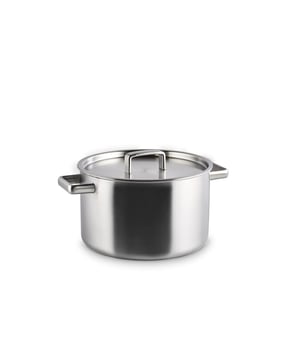 
<p><strong>Korte omschrijving Habonne King Soeppan - 24 cm - RVS - met deksel</strong></p>
<ul>
<li>Geschikt voor alle warmtebronnen</li>
<li>Triply materiaal</li>
<li>Hoogte is 15cm</li>
</ul>
<p><strong>Uitgebreide omschrijving</strong></p>
<p>King is uitgevoerd in “meerlagen rvs materiaal”. Deze hoogwaardige pannenserie is uitgevoerd in extra mat geborsteld roestvrijstaal. Het unieke van deze meerlaagspannen is dat het materiaal vloeiend overloopt vanuit de bodem tot aan de rand van de pan. Dit zorgt voor een snellere en gelijkmatige opwarming van de pan. Met als gevolg dat u met deze pannen energie bespaart, er meer vitaminen en voedingsstoffen behouden blijven en u dus smakelijker eet. Typisch Habonne. De gesloten schenkrand in combinatie met de deksels maakt afgieten makkelijker. Aan de degelijke forse roestvrijstalen grepen merk je dat je een geweldige pan in de hand hebt. Aan de binnenzijde is een inhoudsverdeling aangebracht. Natuurlijk zijn de King pannen geschikt voor alle warmtebronnen inclusief inductie, de oven én de vaatwasser.</p>
<p> </p>
<p><a href="https://www.vdgardewarenhuis.nl/brands/habonne/">Bekijk hier alle producten van Habonne.</a></p>