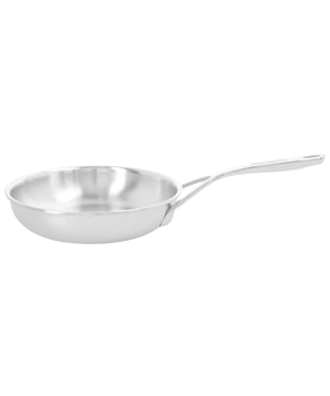 
<p><strong>Korte omschrijving Multiline 7 Koekenpan - 20 cm</strong></p>
<ul>
<li>Ontwikkeld en vervaardigd in België</li>
<li>7-lagenmateriaal geeft je de beste warmtespreiding en perfecte temperatuur controle</li>
<li>TriplInduc® technologie - kook tot 30% sneller, efficiënter en met meer controle op inductie</li>
<li>Geschikt voor alle kookplaten, inclusief inductie, en de oven</li>
<li>Silvinox® technologie - je roestvrijstalen kookgerei verkleurt niet en is eenvoudig te reinigen</li>
<li>Roestvrij staal: levenslang knapperige bakprestaties</li>
<li>Gegoten, gelaste grepen uit roestvrij staal: stevig en extra hygiënisch</li>
<li>Kan probleemloos in de vaatwasser</li>
<li>30 jaar garantie op productiefouten bij huishoudelijk gebruik</li>
</ul>
<p><strong>Uitgebreide omschrijving</strong></p>
<p>Met Multiline 7 ga je aan de slag als een volleerde chef. Het is een solide roestvrijstalen pan uit ons topsegment, maar lichter in gewicht dan Proline 7. De Multine 7 koekenpan is volledig vervaardigd uit ons exclusieve 7-lagenmateriaal. Hierdoor verdeelt de warmte zich heel snel en gelijkmatig. Dorade, vegetarische aperitiefballetjes, kalkoenfilets, ... je bakt ze stuk voor stuk zoals het hoort. Als basis voor een passende saus kan je de kleine aanbaksels deglaceren. Ook aardappeltjes geef je in een-twee-drie een heerlijk krokant jasje. Als je dat wenst – uit gezondheids- of andere overwegingen – kan je zelfs vlees bakken zonder olie of boter toe te voegen. Deze pan van 20 cm ligt goed in de hand, presteert geweldig op alle fornuizen en is niet te kloppen op inductie. Door de exclusieve TriplInduc® technologie kook je met Multiline 7 op inductie efficiënter en met een optimale controle over de temperatuur. Zo bespaar je hier tot 30% energie. Zodra de pan voldoende opgewarmd is, mag het fornuis een paar standen lager, ze houdt de juiste baktemperatuur. Sauzen en vloeistoffen giet je makkelijk over zonder morsen, daar zorgt de speciale schenkrand voor. Durf je al eens met mes en vork in een pan zitten? Geen stress, deze robuuste hulp kan er tegen. Dankzij onze unieke lastechnologie is de steel extra stevig bevestigd en uiterst hygiënisch. Deze Multiline 7 pan reinigt als vanzelf en blijft blinken, dankzij de Silvinox® technologie. Ze kan ook probleemloos de vaatwasser in. Goed voor blijvend bakplezier. Multiline 7 assisteert je tiptop, jaar na jaar.</p>
<ul>
<li>Gewicht: 940 gram</li>
<li>Breedte: 21,2 cm</li>
<li>Hoogte: 9,3 cm</li>
<li>Hoogte zonder deksel: 5 cm</li>
<li>Diameter bovenaan: 20 cm</li>
<li>Bodemdiameter: 14 cm</li>
</ul>
<p><a href="https://www.vdgardewarenhuis.nl/brands/demeyere/">Bekijk hier alle producten van Demeyere.</a></p>