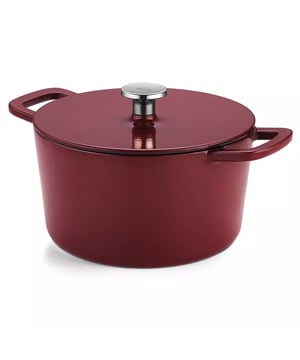 
<h2>Fissler Moments braadpan - Gietijzer Burgundy Red - 24cm</h2>
<ul>
<li>inhoud van 4,5 liter</li>
<li>AromaStar Condensaatfunctie</li>
<li>gemaakt van geëmailleerd gietijzer</li>
<li>beschermende emaille-laag aan de binnen- en buitenkant</li>
<li>de pan is niet vaatwasserbestendig, dus handwas wordt aanbevolen om de kwaliteit te behouden</li>
</ul>
<p><strong>Uitgebreide omschrijving</strong></p>
<p>De Fissler Moments braadpan in Burgundy Red is de perfecte combinatie van functionaliteit en stijl. Deze hoogwaardige braadpan, gemaakt van geëmailleerd gietijzer, is ontworpen om zowel energie-efficiënt als duurzaam te zijn. Dankzij de uitstekende warmtegeleiding wordt je gerecht gelijkmatig bereid en blijft het langer warm. Het robuuste materiaal is bestand tegen intensief gebruik, terwijl de beschermende emaille-laag aan de binnen- en buitenkant niet alleen zorgt voor een fraaie uitstraling, maar ook het schoonmaken vergemakkelijkt.</p>
<p>Deze braadpan heeft een inhoud van 4,5 liter en is geschikt voor alle warmtebronnen, waaronder inductie en de oven. De AromaStar Condensaatfunctie in de deksel zorgt voor een optimale vochtcirculatie, waardoor je gerechten sappig en vol van smaak blijven. Het zwarte emaille aan de binnenkant creëert bovendien een micro-grilleffect, waardoor vlees en groenten een heerlijke korst krijgen, terwijl de binnenkant mals blijft.</p>
<p>Met zijn ergonomisch ontworpen RVS handgrepen biedt de Fissler Moments braadpan een comfortabele grip, waardoor je hem gemakkelijk van het fornuis naar de oven of tafel verplaatst. Deze 24cm pan is ideaal voor stoofschotels, soepen en ovengerechten, en met zijn tijdloze crème kleur voegt hij een vleugje elegantie toe aan elke keuken. Let op: de pan is niet vaatwasserbestendig, dus handwas wordt aanbevolen om de kwaliteit te behouden.</p>