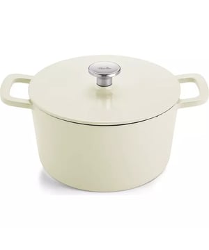 
<h2>Fissler Moments braadpan - Gietijzer Ivory White - 24cm</h2>
<ul>
<li>inhoud van 4,5 liter</li>
<li>AromaStar Condensaatfunctie</li>
<li>gemaakt van geëmailleerd gietijzer</li>
<li>beschermende emaille-laag aan de binnen- en buitenkant</li>
<li>de pan is niet vaatwasserbestendig, dus handwas wordt aanbevolen om de kwaliteit te behouden</li>
</ul>
<p><strong>Uitgebreide omschrijving</strong></p>
<p>De Fissler Moments braadpan in Ivory White is de perfecte combinatie van functionaliteit en stijl. Deze hoogwaardige braadpan, gemaakt van geëmailleerd gietijzer, is ontworpen om zowel energie-efficiënt als duurzaam te zijn. Dankzij de uitstekende warmtegeleiding wordt je gerecht gelijkmatig bereid en blijft het langer warm. Het robuuste materiaal is bestand tegen intensief gebruik, terwijl de beschermende emaille-laag aan de binnen- en buitenkant niet alleen zorgt voor een fraaie uitstraling, maar ook het schoonmaken vergemakkelijkt.</p>
<p>Deze braadpan heeft een inhoud van 4,5 liter en is geschikt voor alle warmtebronnen, waaronder inductie en de oven. De AromaStar Condensaatfunctie in de deksel zorgt voor een optimale vochtcirculatie, waardoor je gerechten sappig en vol van smaak blijven. Het zwarte emaille aan de binnenkant creëert bovendien een micro-grilleffect, waardoor vlees en groenten een heerlijke korst krijgen, terwijl de binnenkant mals blijft.</p>
<p>Met zijn ergonomisch ontworpen RVS handgrepen biedt de Fissler Moments braadpan een comfortabele grip, waardoor je hem gemakkelijk van het fornuis naar de oven of tafel verplaatst. Deze 24cm pan is ideaal voor stoofschotels, soepen en ovengerechten, en met zijn tijdloze crème kleur voegt hij een vleugje elegantie toe aan elke keuken. Let op: de pan is niet vaatwasserbestendig, dus handwas wordt aanbevolen om de kwaliteit te behouden.</p>