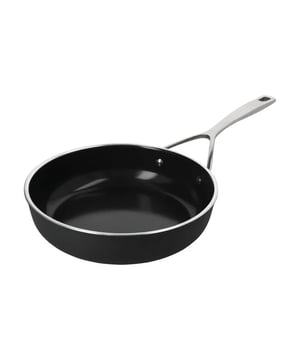 
<h2>Demeyere Alu Pro 5 Ceraforce 24 cm Hoge Bakpan </h2>
<ul>
<li>Extra duurzame keramische coating</li>
<li>100% PFAS-vrij</li>
<li>Bakken en grillen met minder vetstoffen</li>
<li>Snelle warmtegeleiding</li>
<li>Perfecte warmteverdeling</li>
<li>24 cm</li>
<li>Bodemdiameter 19.5 cm</li>
<li>Product hoogte 7 cm</li>
<li>Ovengeschikt tot 230 ºC</li>
<li>Geklonken greenbevestiging</li>
<li>5 jaar garantie</li>
<li>Handwas aanbevolen voor optimale levensduur</li>
<li>Aluminium bodem van 5 mm</li>
<li>TriplInduc® technologie - kook tot 30% sneller, efficiënter en met meer controle op inductie</li>
</ul>
<p> </p>
<h3>Extra Duurzame Keramische Coating</h3>
<p>De Demeyere Alu Pro 5 Ceraforce 24 cm Hoge Bakpan is voorzien van een extra duurzame keramische coating die garant staat voor langdurige prestaties. Deze coating is 100% PFAS-vrij, wat betekent dat je gezonder kunt bakken zonder schadelijke stoffen. Dankzij de Ceraforce coating gebruik je minder vetstoffen bij het bakken en grillen, terwijl je toch geniet van een perfect resultaat.</p>
<p> </p>
<h3>Snelle Warmtegeleiding en Verdeling</h3>
<p>Met een aluminium bodem van 5 mm dik zorgt deze bakpan voor een snelle en gelijkmatige warmtegeleiding. De TriplInduc® technologie optimaliseert het kookproces, waardoor je tot 30% sneller en efficiënter kookt op inductie, met meer controle over de temperatuur. Dit maakt de Demeyere Alu Pro 5 ideaal voor wie graag snel en nauwkeurig wil koken.</p>
<p> </p>
<h3>Veelzijdig in Gebruik</h3>
<p>Deze pan is niet alleen perfect voor bakken en grillen op het fornuis, maar ook geschikt voor gebruik in de oven tot 230 ºC. Met een formaat van 28 x 28 cm heb je genoeg ruimte om grotere porties of meerdere ingrediënten tegelijk te bereiden. De geklonken grepen zorgen voor een veilige en stevige grip, zelfs bij intensief gebruik.</p>
<p> </p>
<h3>Onderhoud en Garantie</h3>
<p>Om de levensduur van de Demeyere Alu Pro 5 bakpan te verlengen, wordt handwas aanbevolen. Dit helpt de coating langer intact te houden en zorgt ervoor dat je optimaal van de prestaties blijft genieten. Bovendien biedt Demeyere een garantie van 5 jaar, wat getuigt van de hoge kwaliteit en duurzaamheid van deze bakpan.</p>
<h3> </h3>