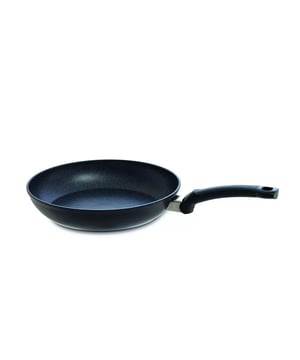
<h2>Fissler Adamant Classic 20 cm Koekenpan</h2>
<ul>
<li>Ergonomische handgreep</li>
<li>Extra robuuste seallaag</li>
<li>Hoge rand</li>
<li>Handige inhaakfunctie voor de deksel(deksel niet inbegrepen)</li>
<li>Zeer snelle en gelijkmatige warmteverdeling</li>
<li>Energiezuinig en duurzaam koken</li>
<li>PFAS vrij</li>
</ul>
<h3>Ergonomisch Ontwerp voor Comfortabel Koken</h3>
<p>De Fissler Adamant Classic Koekenpan 20 cm is ontworpen met een ergonomische handgreep die het koken een stuk comfortabeler maakt. Dankzij het slimme ontwerp ligt de pan perfect in de hand, waardoor roeren en omscheppen moeiteloos gaat. Deze pan is ideaal voor dagelijks gebruik en biedt het gemak dat je verwacht van een premium koekenpan.</p>
<p> </p>
<h3>Extra Robuuste Seallaag</h3>
<p>Deze koekenpan is uitgerust met een extra robuuste seallaag, wat zorgt voor een uitzonderlijk duurzame en krasbestendige pan. Hierdoor blijft de pan langer mooi en kun je veilig met metalen keukengerei werken zonder de anti-aanbaklaag te beschadigen. Dit maakt de Fissler Adamant Classic een betrouwbare keuze voor iedereen die houdt van intensief koken. Met de Adamant koekenpan behoren krassen tot het verleden. Het geheim? De extreem robuuste seallaag. Deze laag bevat siliciumcarbide en die deeltjes vormen een nieuwe, steenharde oppervlaktestructuur</p>
<p> </p>
<h3>Veelzijdig Gebruik dankzij Hoge Rand</h3>
<p>De hoge rand van de Fissler Adamant Classic maakt het mogelijk om gemakkelijk te bakken. Of je nu groenten snel wilt roerbakken of vlees wilt sauteren, de verhoogde rand biedt extra capaciteit zonder dat ingrediënten over de rand spatten. Daarnaast heeft de pan een handige inhaakfunctie voor een deksel (deksel apart verkrijgbaar), wat het koken nog veelzijdiger maakt.</p>
<p> </p>
<h3>Energiezuinig en Duurzaam Koken</h3>
<p>Dankzij de Cookstar-bodem zorgt deze koekenpan voor een zeer snelle en gelijkmatige warmteverdeling, wat resulteert in een energiezuinige kookervaring. De pan is ontworpen voor duurzaamheid en helpt je energie te besparen zonder in te boeten aan kookkwaliteit. Let op: de Fissler Adamant Classic kan niet in de vaatwasmachine, maar is eenvoudig met de hand schoon te maken.</p>
<p> </p>
<p><