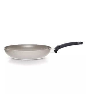 
<h2>Fissler Ceratal Classic Koekenpan 20cm</h2>
<ul>
<li>Geschikt voor Elektrisch, Gas, Halogeen, Inductie, Keramisch</li>
<li>Keramische antikleeflaag op waterbasis, vrij van PFAS/PTFE</li>
<li>Geschikt voor zacht en krokant bakken</li>
<li>Duurzaam gemaakt van tot 60% gerecycled aluminium</li>
<li>Gemakkelijk schoon te maken, handwas aanbevolen</li>
<li>Fissler Classic-pan met lage rand en extra groot braadoppervlak om gemakkelijk te koken</li>
<li>Kunststof koudgreep</li>
<li>Cookstar bodem voor optimale warmteverdeling</li>
<li>5 jaar garantie </li>
</ul>
<p><strong>Uitgebreide omschrijving</strong></p>
<p>Deze Fissler Ceratal Classic koekenpan heeft een afmeting van 20 cm en is ontzettend veelzijdig. Deze koekenpan is ideaal voor de bereiding van traditionele gerechten in combinatie met vet of olie zoals Aziatische gerechten of heerlijke pasta's</p>
<p>Deze Fissler koekenpan is gemaakt van 60% gerecycled aluminium en beschikt over een keramische ceretal anti-kleeflaag. Deze laag is vervaardigd op waterbasis (vrij van PFOA en PTFE).<br /><br />De CookStar bodem van de Fissler Ceratal Classic staat garant voor een optimale warmteverdeling en -opslag. Dat maakt de pan energiezuiniger in gebruik. De pan heeft een kunststof koudgreep en een veiligheidshandvat met warmtescherm.<br /><br />Deze Ceramic Classic koekenpan is geschikt voor alle warmtebronnen: inductie, elektrisch, gas, halogeen en keramisch. Reinig de pan met de hand zodat deze een langere levensduur heeft.</p>