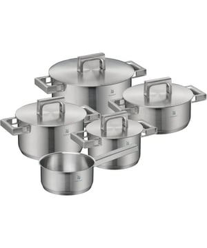 
<h2>WMF Ultimate Cool+ Downdraft Pannenset 5 delig</h2>
<ul>
<li>Handige maataanduiding in de pan</li>
<li>20 jaar garantie</li>
<li>Geschikt voor Downdraft kookplaten</li>
<li>Vaatwasmachinebestendig</li>
<li>Brede schenkrand voor druppelvrij afgieten</li>
<li>Handgrepen van de pan worden niet heet</li>
</ul>
<p> </p>
<p><strong>Uitgebreide omschrijving</strong></p>
<p>De WMF Ultimate Cool+ 5-delige pannenset is een hoogwaardige keuze voor elke keukenliefhebber. Deze premium pannenset combineert stijlvol design met praktische eigenschappen. De pannen zijn gemaakt van hoogwaardig roestvrij staal, waardoor ze duurzaam en krasbestendig zijn. Wat deze set uniek maakt, zijn de speciale Cool+ handgrepen die nooit heet worden, zelfs niet bij langdurig koken. Dit zorgt voor extra veiligheid en comfort tijdens het bereiden van je favoriete gerechten. Met de handige maataanduiding aan de binnenkant meet je vloeistoffen nauwkeurig af, terwijl de brede schenkrand morsvrij afgieten mogelijk maakt. De TransTherm®-bodem is energiebesparend en geschikt voor alle warmtebronnen, zoals gas, inductie, keramisch en elektrisch.</p>
<p>Deze set is daarnaast perfect voor moderne keukens met een Downdraft-afzuigsysteem. De dubbelwandige roestvrijstalen deksels met verborgen stoomopeningen zorgen ervoor dat dampen direct naar beneden worden afgevoerd, waardoor je keuken fris blijft. elk met een perfecte afmeting voor diverse kookbehoeften. Na het koken kunnen alle onderdelen eenvoudig in de vaatwasser, wat zorgt voor snel en gemakkelijk schoonmaken. Bovendien biedt WMF maar liefst 20 jaar garantie op deze pannenset, wat de kwaliteit en duurzaamheid onderstreept. Kies voor de WMF Ultimate Cool+ en ervaar koken op een hoger niveau, met comfort, stijl en functionaliteit.</p>
<p> </p>
<p><strong>Samenstelling</strong></p>
<ul>
<li>Steelpan 16 cm</li>
<li>Kookpan met deksel 16 cm</li>
<li>Kookpan met deksel 20 cm</li>
<li>Soeppan met deksel 24 cm</li>
<li>Braadpan met deksel 20 cm</li>
</ul>