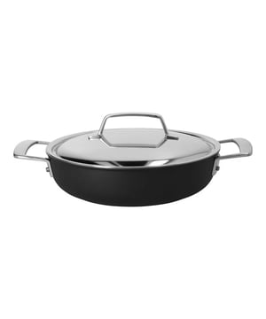 
<h2>Demeyere Alu Pro Ceraforce 24 cm Lage Sudderpan </h2>
<ul>
<li>Extra duurzame keramische coating</li>
<li>100% PFAS-vrij</li>
<li>Bakken en grillen met minder vetstoffen</li>
<li>Snelle warmtegeleiding</li>
<li>Perfecte warmteverdeling</li>
<li>24 cm</li>
<li>Bodemdiameter 19.5 cm</li>
<li>Product hoogte 11.5 cm</li>
<li>Ovengeschikt tot 230 ºC</li>
<li>Geklonken greenbevestiging</li>
<li>5 jaar garantie</li>
<li>Handwas aanbevolen voor optimale levensduur</li>
<li>Aluminium bodem van 5 mm</li>
<li>TriplInduc® technologie - kook tot 30% sneller, efficiënter en met meer controle op inductie</li>
<li> </li>
</ul>
<h3>Hoogwaardige Kwaliteit met Demeyere Technologie</h3>
<p>De Demeyere Alu Pro Ceraforce Lage Sudderpan 24 cm combineert de betrouwbare kwaliteit van Demeyere met de nieuwste innovaties in kookgerei. Deze pan is vervaardigd van hoogwaardig aluminium en heeft een stevige Ceraforce keramische antiaanbaklaag, waardoor je gerechten moeiteloos kunt bereiden zonder aan te bakken. Het aluminium zorgt voor een optimale warmteverdeling, zodat je altijd op de juiste temperatuur kookt.</p>
<p> </p>
<h3>Ideaal voor Langzaam Garen</h3>
<p>Deze lage sudderpan is ideaal voor het bereiden van suddergerechten, stoofpotjes en andere langzame kookmethodes. De pan heeft een diameter van 24 cm en een ruime inhoud, perfect om grotere porties te bereiden. Door de lage randen en brede bodem krijg je een gelijkmatige verdeling van de ingrediënten, waardoor ze heerlijk mals en smaakvol blijven. </p>
<p> </p>
<h3>Geschikt voor Alle Warmtebronnen</h3>
<p>Of je nu kookt op gas, inductie, elektrisch of keramisch, de Demeyere Alu Pro Ceraforce Lage Sudderpan is geschikt voor alle warmtebronnen. De pan is daarnaast ook ovenbestendig tot 230 graden, wat hem veelzijdig maakt in gebruik. De stevige handgrepen zorgen voor een veilige en comfortabele grip, zelfs wanneer de pan vol zit met heerlijke gerechten. </p>
<p> </p>
<h3>Eenvoudig Schoon te Maken </h3>
<p>Dankzij de hoogwaardige Ceraforce antiaanbaklaag is deze Sudderpan gemakkelijk schoon te maken. De pan is bestand tegen krassen en slijtage, wat de levensduur aanzienlijk verlengt. Daarnaast is de Sudderpan vaatwasmachinebestendig, al wordt handwas aanbevolen om de kwaliteit van de antiaanbaklaag te behouden.</p>
<p>Met de Demeyere Alu Pro Ceraforce Lage Sudderpan 24 cm kies je voor duurzaam kookplezier en betrouwbare prestaties in de keuken!</p>