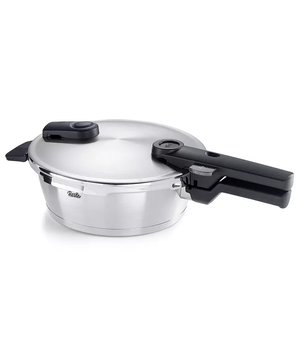 
<h2><strong>Korte omschrijving Fissler Vitaquick Premium Snelkookpan 2,5L</strong></h2>
<ul>
<li>Inhoud: 2,5L</li>
<li>Materiaal: Duurzaam en hoogwaardig RVS</li>
<li>Geschikt voor alle warmtebronnen</li>
<li>Hangrepen : kunststof</li>
<li>Kleur: zilver</li>
<li>Diameter 22cm</li>
<li>Bodemmaat: 19cm</li>
<li>Vorm : rond</li>
</ul>
<h2><strong>Uitgebreide omschrijving</strong></h2>
<p>De Fissler Vitaquick snelkookpan is een topper onder de energiebesparende pannen. De pan van Duitse kwaliteit zorgt voor gezonder voedsel en een lagere energierekening. Bovendien is je eten razendsnel klaar in deze snelkookpan, ook wel hogedrukpan genoemd. De pan heeft een inhoud van 2,5 liter en een doorsnede van 22 centimeter. De pan is geschikt voor alle warmtebronnen. Hiermee is hij dan ook uitermate geschikt voor de kleine huishoudens.</p>
<p>Met de Fissler Vitaquick Green Snelkookpan kun je tot wel 70% kooktijd besparen ten opzichte van de gewone pan. Doordat je eten zo snel klaar is, bespaar je enorm veel energie, wel 50%. De kookplaat kan eerder uitgeschakeld worden en door de moderne techniek ontsnapt er bovendien geen stoom meer, wat nóg meer energie bespaart. Bovendien blijven er aanzienlijk meer waardevolle vitamines en mineralen behouden dan bij het koken in een gewone pan. De bodem van de Fissler Vitaquick snelkookpan is een sandwich CookStar bodem is erg dik. Dit zorgt voor een optimale warmtegeleiding.</p>
<p>Tijdens het ontwerpen van de Fissler snelkookpannen is goed nagedacht over het gebruiksgemak. Dat is dan ook bij de Vitaquick Green optimaal. De pan zelf is gemaakt van hoogwaardig roestvrij staal. Aan de binnenkant zit een handige maataanduiding. Het zwarte ergonomische handvat is stevig en zorgt voor een goede grip. Een verklikkertje op het deksel van de pan geeft de druk van de stoom aan de binnenkant aan. Het deksel is stevig en doeltreffend, het past dan ook perfect op de pan.</p>
<p>Met de superthermische basis is de Vitaquick snelkookpan geschikt voor elke warmtebron. De pan wordt snel, gelijkmatig en energiebesparend opgewarmd. De praktische niveau-indicator aan de binnenwand van de pan geeft de minimale en maximale hoeveelheid vloeistof aan. Door de afneembare handgreep zijn Vitaquick snelkookpannen eenvoudig te reinigen en bovendien stapelbaar. </p>
<p>Met een speciaal sluitsysteem wordt de pan hermetisch afgesloten, waarna de druk gaat opbouwen. Tijdens dit proces wordt je maaltijd op een veilige en efficiënte manier klaargemaakt.</p>
<p>De snelkookpan heeft twee standen:</p>
<ul>
<li>Eén voor bijvoorbeeld vlees en voor stoofgerechten,</li>
<li>Twee voor delicate producten zoals fijne groenten en vis.</li>
</ul>
<p>Na gebruik van de pan is de handgreep te verwijderen om de snelkookpan zo goed schoon te kunnen maken. Omdat het handvat afneembaar is, zijn de Fissler snelkookpannen ook stapelbaar, wat ruimte in je keukenkast scheelt.</p>
<h3><strong>Over de snelkookpan</strong></h3>
<p>Snelkookpannen, ook wel hogedrukpannen, zijn al eeuwen oud. Dat komt doordat ze extreem energiezuinig zijn en je binnen no-time je eten op tafel hebt staan. Een snelkookpan werkt met stoom. Voor het koken vul je de pan met een laagje water. Het deksel wordt vervolgens hermetisch afgesloten, wat nodig is om ervoor te zorgen dat de stoom niet kan ontsnappen. Dit is dan ook een groot verschil met een gewone pan. Daarbij zit het deksel niet vast, waardoor er veel stoom en warmte verloren gaat. Doordat het water begint te koken en een dusdanige temperatuur krijgt dat het stoom wordt, stijgt de druk in de snelkookpan. De temperatuur stijgt daarmee ook. Zo gaart het voedsel wel vier keer sneller als in een gewone pan. Bovendien bespaart een goede pan enorm veel energie. Ideaal dus!</p>
<p>Bij Van der Garde Warenhuis vindt je een groot assortiment snelkookpannen. We hebben veel van deze pannen van het merk Fissler op voorraad. Op zoek naar de snelkookpan die het beste bij jou past? Kijk rond op onze website of kom langs bij onze Pannenstore in Opheusden!</p>
<p> </p>
<p><