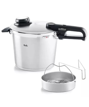 
<p><strong>Korte omschrijving Fissler Vitavit Premium Snelkookpan met Inzet, 6L</strong></p>
<ul>
<li>Inhoud: 6L</li>
<li>Materiaal: RVS</li>
<li>Hangrepen : kunststof</li>
<li>Kleur: zilver</li>
</ul>
<p><strong>Uitgebreide omschrijving</strong></p>
<p>Deze Fissler Vitavit Premium snelkookpan heeft een bruto inhoud van 6 liter en is gemaakt van hoogwaardig 18/10 roestvrij edelstaal. Deze luxe variant van de Vitavit snelkookpannen is voorzien van vele handige functionaliteiten. Daarnaast wordt deze snelkookpan geleverd inclusief geperforeerde inzet met praktische driepoot.<br /><br />Deze Fissler Vitavit snelkookpan is van alle gemakken voorzien. Deze snelkookpan heeft een praktisch design met gelaserde inhoudsmaten aan de binnenzijde en een afneembaar handvat en ventiel. Daarnaast beschikt deze snelkookpan over vier verschillende kookniveaus.</p>
<ul>
<li>Kook stand, voor traditioneel koken.</li>
<li>Fijne stand, voor delicate producten zoals fijne groenten en vis.</li>
<li>Snelle stand, voor vlees en stoofgerechten.</li>
<li>Stoomstand, stomen zonder druk voor kwetsbare ingrediënten.</li>
</ul>
<p><br />Met de Vitavit snelkookpan bespaar je 70% van de kooktijd ten opzichte van een reguliere kookpan. Behalve sneller is deze snelkookpan ook 50% energiezuiniger dan een kookpan. Daarnaast beschikt deze snelkookpan over een veiligheidshandvat en een CookStar bodem waardoor de pan een perfecte warmtegeleiding heeft en geschikt is voor alle warmtebronnen.<br /><br />Stoplichtdisplay en slotaanduiding :<br />Deze snelkookpan is extra veilig en efficiënt in gebruik. Dankzij het stoplichtdisplay in de drukregelaar geeft de pan zelf aan welke handeling gewenst is. De slotaanduiding zorgt laat zien dat de pan altijd op de juiste manier gesloten is. Zodra de pan is afgesloten is er een duidelijke klik te horen en verspringt de slotaanduiding in het handvat van rood naar groen.</p>
<p> </p>
<p><