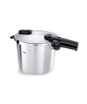 
<h2>Fissler VitaQuick Premium Snelkookpan | Stoominzet en Driepoot 2.5L</h2>
<ul>
<li>Inhoud: 2.5L</li>
<li>Diameter: 18cm</li>
<li>Superthermic base bodem van 6 mm</li>
<li>Geschikt voor alle warmtebronnen</li>
<li>Hangrepen: kunststof</li>
<li>Kookstand voor traditioneel koken</li>
<li>Snelle stand voor vlees- en stoofgerechten</li>
<li>Behoud meer vitamine en mineralen</li>
</ul>
<p><strong>Uitgebreide omschrijving</strong></p>
<p class="" data-start="159" data-end="646">De Fissler VitaQuick Premium Snelkookpan van 2,5 liter is ideaal voor wie snel, gezond en efficiënt wil koken. Met een diameter van 18 cm en een stevige Superthermic base bodem van 6 mm warmt de pan snel op en blijft de warmte goed verdeeld. Hierdoor bespaar je tijd én energie. Of je nu op gas, inductie, elektrisch of keramisch kookt, deze snelkookpan is geschikt voor alle warmtebronnen. De kunststof hangrepen zorgen voor een veilige en comfortabele grip, ook wanneer de pan heet is.</p>
<p class="" data-start="648" data-end="1339">De VitaQuick Premium biedt twee kookstanden: een voor traditioneel koken, zoals aardappelen en groenten, en een snelle stand voor stoofschotels, vlees of peulvruchten. Zo pas je de druk eenvoudig aan jouw gerecht aan. Omdat je met deze pan onder hoge druk kookt, blijven meer vitamines en mineralen behouden dan bij normaal koken. Dat maakt jouw maaltijden niet alleen lekkerder, maar ook gezonder. De meegeleverde stoominzet met driepoot biedt extra mogelijkheden: stoom groenten of vis boven het water voor een nog zachtere bereiding. De pan is makkelijk schoon te maken en gaat jarenlang mee. Kortom, de Fissler VitaQuick Premium is een slimme keuze voor dagelijks gebruik in elke keuken.</p>
<p> </p>