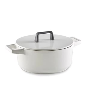 
<h2><strong>Habonne Baron Braadpan met deksel 23cm </strong></h2>
<p><strong>Korte omschrijving</strong></p>
<ul>
<li>Geschikt voor alle warmtebronnen</li>
<li>Vaatwasmachinebestendig </li>
<li>Niet geschikt voor de magnetron</li>
<li>Ook geschikt voor inductie </li>
<li>Materiaal: Gietijzer </li>
</ul>
<p><strong>Uitgebreide omschrijving</strong></p>
<p>Ontdek de perfecte combinatie van stijl en functionaliteit met de Habonne Baron Braadpan, een onmisbaar element in elke keuken. Met een diameter van 23 cm is deze braadpan ideaal voor het bereiden van heerlijke gerechten voor familie en vrienden.</p>
<p>Deze braadpan is vervaardigd uit hoogwaardig gietijzer, wat zorgt voor een gelijkmatige warmteverdeling en een uitstekende warmtebehoud. Hierdoor kunt u genieten van perfect gebakken vlees, stoofschotels en andere culinaire hoogstandjes. Bovendien is de pan geschikt voor alle warmtebronnen, inclusief inductie, waardoor veelzijdigheid gegarandeerd is in elke keuken.</p>
<p>Het gebruiksgemak wordt verder versterkt door de vaatwasmachinebestendigheid van de pan. Na het bereiden van een smakelijke maaltijd kunt u eenvoudig de pan in de vaatwasser plaatsen, wat u kostbare tijd bespaart en het opruimen moeiteloos maakt.</p>
<p>Let op: hoewel deze braadpan geschikt is voor verschillende warmtebronnen, is hij niet geschikt voor gebruik in de magnetron. De Habonne Baron Braadpan met deksel is ontworpen met oog voor detail en biedt duurzaamheid en elegantie in één, waardoor het een waardevolle aanvulling is op uw keukengerei. Ervaar de voordelen van hoogwaardig gietijzer met deze veelzijdige braadpan en breng uw culinaire creaties naar een hoger niveau.</p>