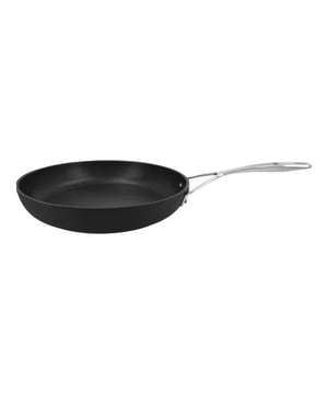 
<h2>Demeyere Alu Pro 5 Duraslide Titanium Koekenpan 32 cm</h2>
<ul>
<li>Ontwikkeld in België</li>
<li>Aluminium bodem van 5 mm geeft je een snelle warmtegeleiding</li>
<li>Specifieke Radiant® bodem vorm zorgt voor een blijvend vlak bakoppervlak</li>
<li>TriplInduc® technologie - kook tot 30% sneller, efficiënter en met meer controle op inductie</li>
<li>Geschikt voor alle kookplaten, inclusief inductie, tot 230 °C. Niet gebruiken onder de grill en niet in flamberen</li>
<li>Duraslide Titanium PTFE antiaanbaklaag - extra duurzaam. Hittebestendig tot 230 °C</li>
<li>Ergonomische gegoten grepen en rivetten uit roestvrij staal: stevige bevestiging</li>
<li>Kan in de vaatwasser, maar handwas is aanbevolen voor de optimale levensduur van het product</li>
<li>5 jaar garantie op productiefouten bij huishoudelijk gebruik</li>
</ul>
<p><strong>Uitgebreide omschrijving</strong></p>
<p>Ontdek de perfecte metgezel voor al je culinaire avonturen met de Demeyere Alu Pro 5 Duraslide Titanium Koekenpan - 32 cm. Ontwikkeld in België, deze koekenpan belichaamt de innovatie en kwaliteit waar Demeyere om bekend staat.</p>
<p>Deze koekenpan is ontworpen met oog voor detail en prestatie. De aluminium bodem van 5 mm zorgt voor een razendsnelle warmtegeleiding, waardoor je jouw gerechten moeiteloos kunt bereiden. De specifieke Radiant® bodemvorm zorgt voor een blijvend vlak bakoppervlak, zodat je altijd een gelijkmatige warmteverdeling hebt, ongeacht de warmtebron die je gebruikt.</p>
<p>Met de TriplInduc® technologie wordt koken een waar genot. Deze pan laat je tot 30% sneller, efficiënter en met meer controle koken, vooral op inductiekookplaten. Bovendien is deze koekenpan geschikt voor alle kookplaten, inclusief inductie, tot 230 °C. Let op: gebruik de pan niet onder de grill en vermijd flamberen voor een langere levensduur.</p>
<p>De Duraslide Titanium PTFE antiaanbaklaag is extra duurzaam en hittebestendig tot 230 °C, wat betekent dat je met gemak delicate gerechten kunt bereiden zonder aanbakproblemen. De ergonomische gegoten grepen en roestvrijstalen rivetten zorgen voor een stevige bevestiging en maken het hanteren van de pan comfortabel en veilig.</p>
<p>Onderhoud is eenvoudig. Terwijl de pan in de vaatwasser kan, raden we handwas aan voor de optimale levensduur van het product. En met 5 jaar garantie op productiefouten bij huishoudelijk gebruik, ben je verzekerd van een pan die ontworpen is om jarenlang mee te gaan.</p>
<p>Kortom, de Demeyere Alu Pro 5 Duraslide Titanium Koekenpan is de ideale keuze voor elke thuiskok die op zoek is naar uitstekende prestaties, duurzaamheid en gebruiksgemak. Voeg deze Belgische meesterwerkpan vandaag nog toe aan je keuken en til je kookkunsten naar een hoger niveau.</p>
<p><strong>Extra informatie:</strong></p>
<ul>
<li class="attribute"><span class="label">Diameter bovenaan:</span> <span class="value">32 cm</span></li>
</ul>