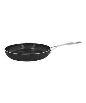 
<h2>Demeyere Alu Pro 5 Ceraforce koekenpan 32 cm</h2>
<ul>
<li>Ontwikkeld in België</li>
<li>Aluminium bodem van 5 mm geeft je een snelle warmtegeleiding</li>
<li>Specifieke Radiant® bodem vorm zorgt voor een blijvend vlak bakoppervlak</li>
<li>TriplInduc® technologie - kook tot 30% sneller, efficiënter en met meer controle op inductie</li>
<li>Geschikt voor alle kookplaten, inclusief inductie, tot 230 °C. Niet gebruiken onder de grill en niet in flamberen</li>
<li>Ceraforce keramische antiaanbaklaag, het gezonde alternatief. Hittebestendig tot 230 °C</li>
<li>Ergonomische gegoten grepen en rivetten uit roestvrij staal: stevige bevestiging</li>
<li>Kan in de vaatwasser, maar handwas is aanbevolen voor de optimale levensduur van het product</li>
<li>5 jaar garantie op productiefouten bij huishoudelijk gebruik</li>
</ul>
<p><strong>Uitgebreide omschrijving</strong></p>
<p>Met de Alu Pro 5 koekenpannen van Demeyere kun je zonder zorgen bakken en braden. Gemaakt van gesmeed aluminium dat zowel robuust als licht is. De keramische Ceraforce® antiaanbaklaag is krasbestendig en vrij van PTFE en PFAS, waardoor je gezonder kunt koken met minder vetstof en zonder dat je gerechten aanbakken. Het gebruik van houten of siliconen accessoires is aanbevolen om beschadiging te voorkomen.</p>
<p>De unieke Radiant® bodem zorgt voor extra stabiliteit en optimaal contact met de kookplaat, waardoor de warmte gelijkmatig wordt verdeeld. De exclusieve TriplInduc® technologie zorgt voor een perfecte prestatie op inductie, met tot 30% minder energieverbruik dan bij andere pannen. Deze pannen reageren bovendien snel op veranderingen in temperatuur, dit gebeurd veel sneller dan RVS pannen!</p>
<p>De Alu Pro 5 koekenpannen hebben een doordacht en makkelijk hanteerbaar design, met een ijzersterke prijs-kwaliteitverhouding. Het matzwarte gesmede aluminium is prachtig in contrast met de blinkende roestvrijstalen greep. Deze lichtgewichten zijn supermakkelijk te hanteren en schoon te maken. De pannen mogen in de vaatwasser maar voor een optimale levensduur van de anti aanbaklaag word handafwas aanbevolen. </p>
