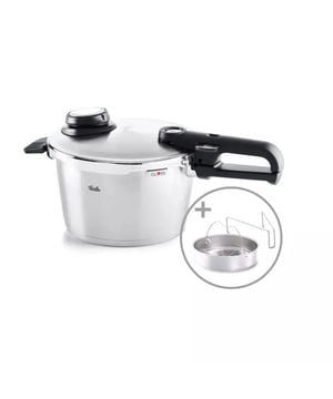 
<p><strong>Korte omschrijving Fissler Vitavit Premium Snelkookpan met Inzet 2022, 8L</strong></p>
<ul>
<li>Inhoud: 8L</li>
<li>Materiaal: RVS</li>
<li>Geschikt voor alle warmtebronnen</li>
<li>Hangrepen : kunststof</li>
<li>Kleur: zilver</li>
<li>Diameter 22cm</li>
<li>Vorm : rond</li>
</ul>
<p><strong>Uitgebreide omschrijving</strong></p>
<p>Deze Fissler Vitavit Premium snelkookpan heeft een bruto inhoud van 8 liter en is gemaakt van hoogwaardig 18/10 roestvrij edelstaal. Deze luxe variant van de Vitavit snelkookpannen is voorzien van vele handige functionaliteiten. Daarnaast wordt deze snelkookpan geleverd inclusief geperforeerde inzet met praktische driepoot.<br /><br />Deze Fissler Vitavit snelkookpan is van alle gemakken voorzien. Deze snelkookpan heeft een praktisch design met gelaserde inhoudsmaten aan de binnenzijde en een afneembaar handvat en ventiel. Daarnaast beschikt deze snelkookpan over vier verschillende kookniveaus.</p>
<ul>
<li>Kook stand, voor traditioneel koken.</li>
<li>Fijne stand, voor delicate producten zoals fijne groenten en vis.</li>
<li>Snelle stand, voor vlees en stoofgerechten.</li>
<li>Stoomstand, stomen zonder druk voor kwetsbare ingrediënten.</li>
</ul>
<p><br />Met de Vitavit snelkookpan bespaar je 70% van de kooktijd ten opzichte van een reguliere kookpan. Behalve sneller is deze snelkookpan ook 50% energiezuiniger dan een kookpan. Daarnaast beschikt deze snelkookpan over een veiligheidshandvat en een CookStar bodem waardoor de pan een perfecte warmtegeleiding heeft en geschikt is voor alle warmtebronnen.<br /><br />Stoplichtdisplay en slotaanduiding :<br />Deze snelkookpan is extra veilig en efficiënt in gebruik. Dankzij het stoplichtdisplay in de drukregelaar geeft de pan zelf aan welke handeling gewenst is. De slotaanduiding zorgt laat zien dat de pan altijd op de juiste manier gesloten is. Zodra de pan is afgesloten is er een duidelijke klik te horen en verspringt de slotaanduiding in het handvat van rood naar groen.</p>
<p> </p>
<p><