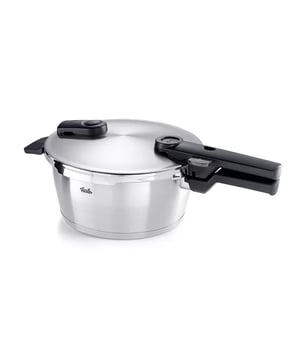 
<h2>Fissler Vitavit Premium Snelkookpan, 3.5L</h2>
<ul>
<li>Inhoud: 3,5L</li>
<li>Materiaal: RVS</li>
<li>Geschikt voor alle warmtebronnen</li>
<li>Hangrepen : kunststof</li>
<li>Kleur: zilver</li>
<li>Diameter 22cm</li>
<li>Vorm : rond</li>
</ul>
<p><strong>Uitgebreide omschrijving</strong></p>
<p>Introduceer een revolutie in jouw keuken met de Fissler Vitavit Premium Snelkookpan - een meesterwerk van Duitse precisie en innovatie. Met een royale inhoud van 3,5 liter biedt deze snelkookpan niet alleen voldoende capaciteit voor je favoriete gerechten, maar ook een overvloed aan handige functies.</p>
<p>Vervaardigd uit duurzaam roestvrij staal is de Fissler Vitavit Premium snelkookpan geschikt voor alle warmtebronnen, waardoor jouw culinaire mogelijkheden eindeloos zijn. De kunststof hangrepen zorgen niet alleen voor een comfortabele grip, maar blijven ook koel tijdens het koken, waardoor veiligheid voorop staat.</p>
<p>De zilveren kleur en de perfect ronde vorm van 22 cm diameter maken deze snelkookpan niet alleen een praktisch keukeninstrument, maar ook een esthetische toevoeging aan jouw keuken. Met de Fissler Vitavit Premium Snelkookpan bereik je snelheid zonder concessies te doen aan stijl.</p>
<p>Of je nu een ervaren chef-kok bent of net begint met koken, deze snelkookpan maakt het bereiden van heerlijke maaltijden moeiteloos. Ontketen de kracht van efficiëntie en precisie met de Fissler Vitavit Premium Snelkookpan - jouw nieuwe keukengezel die de standaard zet voor kwaliteit en prestaties.</p>