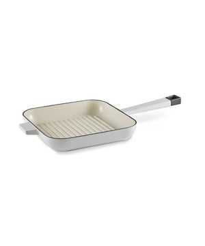 
<h2><strong>Habonne Baron Grillpan 25x25cm</strong></h2>
<p><strong>Korte omschrijving</strong></p>
<ul>
<li>Geschikt voor alle warmtebronnen</li>
<li>Vaatwasmachinebestendig </li>
<li>Niet geschikt voor de magnetron</li>
<li>Ook geschikt voor inductie </li>
<li>Materiaal: Gietijzer </li>
</ul>
<p><strong>Uitgebreide omschrijving</strong></p>
<p>Ontdek de perfecte combinatie van stijl en functionaliteit met de Habonne Baron Grillpan, een onmisbaar element in elke keuken. Met een diameter van 25 cm is deze grillpan ideaal voor het bereiden van heerlijke gerechten voor familie en vrienden.</p>
<p>Deze grillpan is vervaardigd uit hoogwaardig gietijzer, wat zorgt voor een gelijkmatige warmteverdeling en een uitstekende warmtebehoud. Hierdoor kunt u genieten van perfect gebakken vlees, stoofschotels en andere culinaire hoogstandjes. Bovendien is de pan geschikt voor alle warmtebronnen, inclusief inductie, waardoor veelzijdigheid gegarandeerd is in elke keuken.</p>
<p>Het gebruiksgemak wordt verder versterkt door de vaatwasmachinebestendigheid van de pan. Na het bereiden van een smakelijke maaltijd kunt u eenvoudig de pan in de vaatwasser plaatsen, wat u kostbare tijd bespaart en het opruimen moeiteloos maakt.</p>
<p>Let op: hoewel deze grillpan geschikt is voor verschillende warmtebronnen, is hij niet geschikt voor gebruik in de magnetron. De Habonne Baron Grillpan is ontworpen met oog voor detail en biedt duurzaamheid en elegantie in één, waardoor het een waardevolle aanvulling is op uw keukengerei. Ervaar de voordelen van hoogwaardig gietijzer met deze veelzijdige braadpan en breng uw culinaire creaties naar een hoger niveau.</p>
