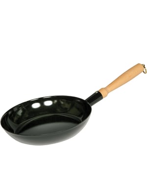 
<h2>RIESS Koekenpan houten handvat 26 cm Emaille</h2>
<ul>
<li>koekenpan van emaille</li>
<li>Houten panhandvat</li>
<li>Messing ophangring</li>
<li>Binnenkant Diameter 24,5cm</li>
<li>Diameter onderkant 18,5cm</li>
<li>Geschikt voor alle soorten fornuizen (gas, elektrisch, keramisch, inductie, open vuur)</li>
<li>Voor energiezuinig koken</li>
<li>Warmte -bestendig tot 450°C – maximale aanbevolen bedrijfstemperatuur is 220°C</li>
<li>Snij- en krasbestendig</li>
<li>Gemakkelijk schoon te maken</li>
<li>Recyclebare</li>
<li>CO2-neutrale productie in Oostenrijk</li>
</ul>
<p><strong>Uitgebreide omschrijving</strong></p>
<p>Deze pan wordt ook wel houthakkerspan genoemd en is een klassieker uit ons assortiment en is een echte eyecatcher in iedere keuken. Het dankt zijn rustiek klinkende naam aan het eenvoudige maar aantrekkelijke houten handvat. Dankzij de messing ring aan het uiteinde van het handvat kan de pan zowel opgehangen als gestapeld worden om op te bergen.<br />De houthakkerspan van RIESS is een prima optie om te bakken en vervolgens eten direct uit de pan te serveren en zorgt voor een geweldige sfeer aan de eettafel. Onze houthakkerspan is ook prima te gebruiken als serveerpan en je hebt minder afwas achteraf.<br />De pannen van de houthakker zijn verkrijgbaar in het zwart, verschillende kleuren en gietijzer. Bovendien zijn ze altijd verkrijgbaar in verschillende maten.<br /><br />Emaille wordt gemaakt van ijzer dat bij hoge temperaturen met glas is versmolten en is daarom gemaakt van natuurlijke grondstoffen. Deze pan is daardoor een gezonde koekenpan en gifvrije koekenpan.<br />Ons geëmailleerde kookgerei is geschikt voor gebruik met alle soorten fornuizen (gas, elektrisch, keramisch, inductie en zelfs open vuur). Dankzij de ijzeren kern wordt de warmte snel geleid en vervolgens vastgehouden. Dit zorgt voor duurzaam en energiezuinig koken.<br />Het poreuze, gladde glasoppervlak garandeert perfecte hygiëne, is smaakneutraal, voorkomt bacteriegroei en is gemakkelijk schoon te maken. Bij correct gebruik en onderhoud kan ons geëmailleerde kookgerei jarenlang kookplezier bieden en behoudt het zijn karakteristieke glanzende uiterlijk.</p>