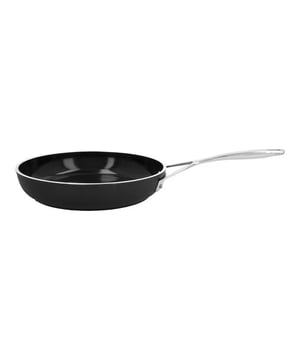 
<h2>Demeyere Alu Pro 5 Ceraforce koekenpan 26 cm</h2>
<ul>
<li>Ontwikkeld in België</li>
<li>Aluminium bodem van 5 mm geeft je een snelle warmtegeleiding</li>
<li>Specifieke Radiant® bodem vorm zorgt voor een blijvend vlak bakoppervlak</li>
<li>TriplInduc® technologie - kook tot 30% sneller, efficiënter en met meer controle op inductie</li>
<li>Geschikt voor alle kookplaten, inclusief inductie, tot 230 °C. Niet gebruiken onder de grill en niet in flamberen</li>
<li>Ceraforce keramische antiaanbaklaag, het gezonde alternatief. Hittebestendig tot 230 °C</li>
<li>Ergonomische gegoten grepen en rivetten uit roestvrij staal: stevige bevestiging</li>
<li>Kan in de vaatwasser, maar handwas is aanbevolen voor de optimale levensduur van het product</li>
<li>5 jaar garantie op productiefouten bij huishoudelijk gebruik</li>
</ul>
<p><strong>Uitgebreide omschrijving</strong></p>
<p>Met de Alu Pro 5 koekenpannen van Demeyere kun je zonder zorgen bakken en braden. Gemaakt van gesmeed aluminium dat zowel robuust als licht is. De keramische Ceraforce® antiaanbaklaag is krasbestendig en vrij van PTFE en PFAS, waardoor je gezonder kunt koken met minder vetstof en zonder dat je gerechten aanbakken. Het gebruik van houten of siliconen accessoires is aanbevolen om beschadiging te voorkomen.</p>
<p>De unieke Radiant® bodem zorgt voor extra stabiliteit en optimaal contact met de kookplaat, waardoor de warmte gelijkmatig wordt verdeeld. De exclusieve TriplInduc® technologie zorgt voor een perfecte prestatie op inductie, met tot 30% minder energieverbruik dan bij andere pannen. Deze pannen reageren bovendien snel op veranderingen in temperatuur, dit gebeurd veel sneller dan RVS pannen!</p>
<p>De Alu Pro 5 koekenpannen hebben een doordacht en makkelijk hanteerbaar design, met een ijzersterke prijs-kwaliteitverhouding. Het matzwarte gesmede aluminium is prachtig in contrast met de blinkende roestvrijstalen greep. Deze lichtgewichten zijn supermakkelijk te hanteren en schoon te maken. De pannen mogen in de vaatwasser maar voor een optimale levensduur van de anti aanbaklaag word handafwas aanbevolen. </p>