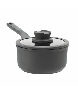 
<p><strong>Korte omschrijving BergHOFF LEO Steelpan Stone+ 18cm - RECYCLED </strong></p>
<ul>
<li>Licht materiaal dat gemakkelijk te hanteren is</li>
<li>Hoogwaardige keramische anti-aanbaklaag</li>
<li>Geschikt voor alle warmtebronnen, inclusief inductie</li>
<li>Uw eten kleeft niet aan de bodem</li>
<li>Geïntegreerde afgietopening die ook dienst doet als stoomventiel</li>
<li>Pan van gegoten gerecycled aluminium voor snelle gelijkmatige warmteverspreiding zonder hete plekken</li>
<li>Handvat van fenol met siliconen inzetstuk voor een comfortabele, zachte greep</li>
<li>Speciaal handvat op het deksel waarop u een lepel kunt leggen</li>
<li>Exclusief de getoonde accessoires (opscheplepel)</li>
<li>Handwas aanbevolen</li>
</ul>
<p><strong>Uitgebreide omschrijving</strong></p>
<p>Kookt u voor één persoon, maakt u een bijgerecht of bereidt u een heerlijke saus, deze steelpan met bijpassend glazen deksel, voorzien van een afgietopening voor makkelijk afgieten en een lepelhouder, mag absoluut niet in uw keuken ontbreken. Handig voor elke kookplaat, makkelijk in evenwicht te houden in uw hand dankzij het handvat van fenol met siliconen inzetstuk, en het hoogwaardig gegoten gerecycled aluminium garandeert dat alles snel en gelijkmatig wordt verwarmd. En u hoeft zich geen zorgen meer te maken over het reinigen dankzij de hoogwaardige keramische antiaanbaklaag.</p>