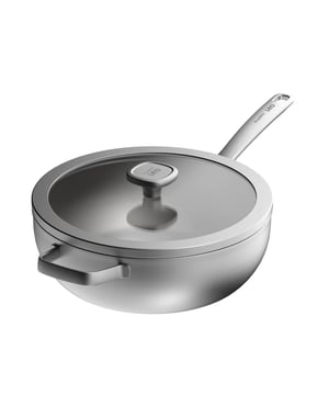 
<h2><strong>Korte omschrijving BergHOFF Leo Wokpan met Deksel Graphite 28 cm</strong></h2>
<ul>
<li>Gemaakt met gerecycleerd roestvrijstaal</li>
<li>Ovenbestendig tot wel 250°C</li>
<li>De capsule bodem geleidt warmte snel en gelijkmatig voor energiezuinig koken, deze is gemaakt vanuit 3 verschillende lagen</li>
<li>Glazen deksel waar door u de inhoud van de wokpan in de gaten kan houden</li>
<li>Stevige RVS handgrepen op als naast de pan</li>
<li>Vaatwasmachinebestendig, handwas aanbevolen voor optimale levensduur</li>
<li>Geschikt voor alle warmtebronnen, inclusief inductie</li>
</ul>
<p><strong>Uitgebreide omschrijving</strong></p>
<p>"Ben je op zoek naar een hoogwaardige wokpan die zowel functioneel als milieuvriendelijk is? Dan is de BergHOFF Leo Recycled RVS wokpan met Deksel van 28 cm in de kleur Graphite precies wat je nodig hebt. Deze wokpan is gemaakt met gerecycleerd roestvrijstaal, waardoor het bijdraagt aan het verminderen van de afvalberg en een bewuste keuze is voor het milieu.</p>
<p>Deze wokpan is ovenbestendig tot wel 250°C en heeft een capsule bodem gemaakt vanuit 3 verschillende lagen, waardoor de warmte snel en gelijkmatig wordt geleid voor energiezuinig koken. Het glazen deksel stelt je in staat om de inhoud van de wokpan in de gaten te houden, en de stevige RVS handgrepen zorgen voor een veilige grip tijdens het koken.</p>
<p>De wokpan is geschikt voor alle warmtebronnen, inclusief inductie, en kan in de vaatwasmachine gereinigd worden, hoewel handwas wordt aanbevolen voor een optimale levensduur.</p>
<p>Met een diameter van 28 cm is deze pan ideaal voor het bereiden van heerlijke wokgerechten, Bami's en Grote porties met eten. De Graphite kleur geeft de pan een moderne uitstraling die in elke keukenstijl past.</p>
<p>Kortom, de BergHOFF Leo Recycled RVS wokpan met Deksel van 28 cm Graphite biedt een perfecte balans tussen kwaliteit, stijl en duurzaamheid. Voeg deze wokpan toe aan je keukenarsenaal en geniet van heerlijke gerechten met een milieubewuste keuze."</p>