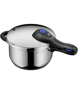 
<p><strong>Korte omschrijving</strong></p>
<ul>
<li>Zichtbare restkooktijd indicator</li>
<li>Handvat is met 1 klik te verwijderen of te bevestigen</li>
<li>Nieuwe pictogrammen voor een meer intuïtief gebruik van de schuifregelaar</li>
<li>Maataanduiding aan de binnenkant</li>
<li>Voldoet aan alle veiligheidsnormen; TÜV, GS en CE</li>
<li>Cromargan® 18/10 RVS gepolijst - gemakkelijk schoon te maken, smaakloos en zuurbestendig</li>
<li>Pan en deksel: vaatwasmachine bestendig<br />Afdichting en handgreep: Handwas</li>
<li>TransTherm® universele bodem zorgt voor een gelijkmatige warmteverdeling en houdt de warmte langer vast - voor modern, energiebesparend koken</li>
<li>Geschikt voor alle warmtebronnen, inclusief inductie</li>
<li>Snellere kooktijd met minder verbruik van energie en meer behoudt van vitaminen en kleur!</li>
</ul>
<p><strong>Uitgebreide omschrijving</strong></p>
<p>De bereiding van gerechten met behulp van de WMF Perfect Plus snelkookpan - 4.5 L is modern, snel en gezond. Dankzij de extreme druk en hoge temperaturen wordt de kooktijd tot wel 70% verminderd in vergelijking met traditioneel koken. En dat is niet alles, doordat de kooktijd versneld wordt bespaar je ook nog eens 50% energie! Daarnaast blijven de vitaminen in het eten veel beter bewaard waardoor dit ook een van de gezondste manieren van koken is. Dit zie je terug in de kleur van de ingrediënten, deze blijft ook veel beter bewaard. Al met al alleen maar voordelen!</p>
<p>De snelkookpannen van WMF zijn veiliger dan ooit dankzij het nieuwe Safe Lock systeem; dit systeem voorkomt dat de snelkookpan geopend kan worden terwijl er nog druk in de pan zit. Op de handgreep zit een restkooktijd indicator die aangeeft of er nog druk in de pan zit.</p>
<p>Dit pinnetje zorgt er ook voor dat het kookproces eenvoudig in de gaten te houden is. Er zijn 2 verschillende kookniveau’s. Een voor perfect malse groente, vis en gevogelte en de andere is ideaal voor vleesgerechten, aardappels stoofschotels. De duidelijke pictogrammen op de handgreep zorgen ervoor dat de pan heel eenvoudig en intuïtief werkt. Kortom: het is een onmisbare allrounder in elke keuken.</p>
<p>De snelkookpan is ook zeer functioneel: het handvat kan eenvoudig verwijderd worden van de pan, zodat het gemakkelijk schoon te maken is. Het handvat mag namelijk níét in de vaatwasser worden gereinigd, de panbody wel. <br /><strong><br /></strong>De WMF Perfect snelkookpan is gemaakt van glanzend Cromargan® 18/10 roestvrijstaal en heeft aan de binnenzijde een maataanduiding zodat nauwkeurig te zien is hoeveel liter er in de pan zit. Tevens heeft de snelkookpan een TransTherm® bodem die de warmte snel verdeelt en goed vasthoudt. Hierdoor is de pan geschikt is voor alle warmtebronnen, waaronder inductie.</p>