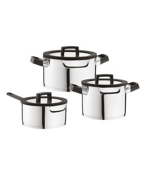 
<p><strong>Korte omschrijving BergHOFF Essentials Downdraft kookpannenset - 6 delig - RVS - Veilig afgietsysteem</strong></p>
<ul>
<li>Diameter kookpan: 20cm | Hoogte: 14 cm</li>
<li>Diameter kookpan: 24cm | Hoogte: 13,5 cm</li>
<li>Diameter steelpan: 20cm | Hoogte: 9,5 cm</li>
<li>Koel blijvende handgrepen voor extra comfort en veiligheid</li>
<li>Glazen deksel met geïntegreerde luchtkanalen</li>
<li>Geweldig voor energiezuinig koken</li>
<li>Geen aanhoudende geuren</li>
<li>Gepatenteerde technologie garandeert een optimale stoomafzuiging</li>
<li>Past perfect bij alle afzuigsystemen en gewone kookplaten</li>
<li>Mogelijkheid om de pot af te sluiten door het deksel 180 graden te draaien</li>
<li>Wereldwijd gepatenteerd systeem</li>
<li>Geschikt voor alle warmtebronnen</li>
</ul>
<p><strong>Uitgebreide omschrijving</strong></p>
<p>Een revolutionair en uniek pannenset voor een nieuwe manier van koken. BergHOFF realiseert dat met de BergHOFF Essentials Downdraft kookpannenset 6-delig. Deze pannenset met een kookpan 20 cm en 24 cm en een steelpan 20 cm kondigt een kookgemak aan als nooit tevoren. Deze downdraft kookpannen zijn ideaal voor het koken op een inductieplaat, hoewel ze geschikt zijn voor alle warmtebronnen.</p>
<p>Een gepatenteerde technologie garandeert een optimale stoomafzuiging op je Downdraft kookplaat. De pannen zijn geschikt voor iedere kookplaat en voor ieder afzuigsysteem. De BergHOFF Essentials Downdraft pannen kunnen op bijvoorbeeld Bora, Bosch, Siemens en AEG systemen.</p>
<p>Met de BergHOFF Essentials Downdraft pannen heb je stukjes vernuftig staal in huis die er niet om liegen. De pannen zijn vervaardigd uit 18/10 roestvrij staal. De buitenkant is afgewerkt met hoogglans en de binnenkant met zijdeglans. De bodem bestaat uit een drie-lagige kapselbodem. Zo geeft de pan optimale kookresultaten. De handgrepen zijn gemaakt van fenolhars, zodat ze niet warm worden. Dit geeft extra comfort en veiligheid.</p>
<p>De glazen deksels hebben een siliconen rand zodat de geuren en de warmte volledig in de pan blijven, wat energiebesparend werkt. In het deksel zitten luchtkanalen die ervoor zorgen dat de stoom optimaal naar beneden wordt gezogen. Met deze openingen kun je ook veilig afgieten zonder dat je het deksel op hoeft te tillen. Door het deksel 180 graden te draaien sluit je de pan af. Zo blijven er geen nare geurtjes in je keuken hangen.</p>
<p>Ontwerper Pieter Roex heeft naast de optimale functionaliteit ook aandacht besteed aan het uiterlijk van deze Downdraft pannen. Het industriële design geeft de <em>finishing touch</em> aan je keuken. De stevige, maar vloeiende contouren in combinatie met de moderne technologieën zorgen voor een pannenset die de basis vormt voor iedere Downdraft keuken.</p>
<p>De BergHOFF Essentials Downdraft kookpannenset vierdelig is bruikbaar op iedere warmtebron. De pannen zijn echter in het bijzonder geschikt voor de kookplaat met het Downdraftsysteem. Het kookgerei kan op systemen van bijvoorbeeld Bora, Bosch, Siemens of AEG. Bovendien kunnen deze goede pannen na gebruik in de vaatwasser.</p>
<p> </p>
<p><