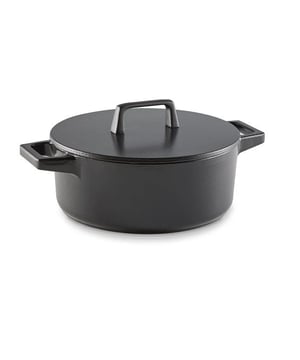 
<h2><strong>Habonne Baron Braadpan met deksel 23cm </strong></h2>
<p><strong>Korte omschrijving</strong></p>
<ul>
<li>Geschikt voor alle warmtebronnen</li>
<li>Vaatwasmachinebestendig </li>
<li>Niet geschikt voor de magnetron</li>
<li>Ook geschikt voor inductie </li>
<li>Materiaal: Gietijzer </li>
</ul>
<p><strong>Uitgebreide omschrijving</strong></p>
<p>Ontdek de perfecte combinatie van stijl en functionaliteit met de Habonne Baron Braadpan, een onmisbaar element in elke keuken. Met een diameter van 23 cm is deze braadpan ideaal voor het bereiden van heerlijke gerechten voor familie en vrienden.</p>
<p>Deze braadpan is vervaardigd uit hoogwaardig gietijzer, wat zorgt voor een gelijkmatige warmteverdeling en een uitstekende warmtebehoud. Hierdoor kunt u genieten van perfect gebakken vlees, stoofschotels en andere culinaire hoogstandjes. Bovendien is de pan geschikt voor alle warmtebronnen, inclusief inductie, waardoor veelzijdigheid gegarandeerd is in elke keuken.</p>
<p>Het gebruiksgemak wordt verder versterkt door de vaatwasmachinebestendigheid van de pan. Na het bereiden van een smakelijke maaltijd kunt u eenvoudig de pan in de vaatwasser plaatsen, wat u kostbare tijd bespaart en het opruimen moeiteloos maakt.</p>
<p>Let op: hoewel deze braadpan geschikt is voor verschillende warmtebronnen, is hij niet geschikt voor gebruik in de magnetron. De Habonne Baron Braadpan met deksel is ontworpen met oog voor detail en biedt duurzaamheid en elegantie in één, waardoor het een waardevolle aanvulling is op uw keukengerei. Ervaar de voordelen van hoogwaardig gietijzer met deze veelzijdige braadpan en breng uw culinaire creaties naar een hoger niveau.</p>