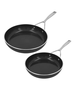 
<h2><strong>Korte omschrijving Demeyere Alu Pro 5 Ceraforce Koekenpannenset 20cm + 24cm PFAS vrij</strong></h2>
<ul>
<li>Ontwikkeld in België</li>
<li>Aluminium bodem van 5 mm geeft je een snelle warmtegeleiding</li>
<li>Specifieke Radiant® bodem vorm zorgt voor een blijvend vlak bakoppervlak</li>
<li>TriplInduc® technologie - kook tot 30% sneller, efficiënter en met meer controle op inductie</li>
<li>Geschikt voor alle kookplaten, inclusief inductie, tot 230 °C. Niet gebruiken onder de grill en niet in flamberen</li>
<li>Ceraforce keramische antiaanbaklaag, het gezonde alternatief. Hittebestendig tot 230 °C</li>
<li>Ergonomische gegoten grepen en rivetten uit roestvrij staal: stevige bevestiging</li>
<li>Kan in de vaatwasser, maar handwas is aanbevolen voor de optimale levensduur van het product</li>
<li>5 jaar garantie op productiefouten bij huishoudelijk gebruik</li>
</ul>
<p><strong>Uitgebreide omschrijving</strong></p>
<p>Met de Alu Pro 5 koekenpannenset van Demeyere kun je zonder zorgen bakken en braden. Deze set bevat twee koekenpannen van 20 en 20 cm, gemaakt van gesmeed aluminium dat zowel robuust als licht is. De keramische Ceraforce® antiaanbaklaag is krasbestendig en vrij van PTFE en PFAS, waardoor je gezonder kunt koken met minder vetstof en zonder dat je gerechten aanbakken. Het gebruik van houten of siliconen accessoires is aanbevolen om beschadiging te voorkomen.</p>
<p>De unieke Radiant® bodem zorgt voor extra stabiliteit en optimaal contact met de kookplaat, waardoor de warmte gelijkmatig wordt verdeeld. De exclusieve TriplInduc® technologie zorgt voor een perfecte prestatie op inductie, met tot 30% minder energieverbruik dan bij andere pannen. Deze pannen reageren bovendien snel op veranderingen in temperatuur.</p>
<p>De Alu Pro 5 koekenpannenset heeft een doordacht en makkelijk hanteerbaar design, met een ijzersterke prijs-kwaliteitverhouding. Het matzwarte gesmede aluminium is prachtig in contrast met de blinkende roestvrijstalen greep. Deze lichtgewichten zijn supermakkelijk te hanteren en schoon te maken.</p>