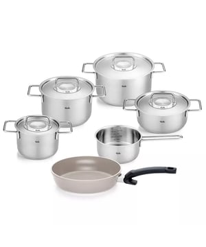 
<h2>Fissler Pure Collection Pannenset met Steelpan en Koekenpan 6-delig</h2>
<p>Hoge Kookpannen: 16 cm | 20 cm | 24 cm</p>
<ul>
<li>Steelpan, zonder deksel: 16 cm</li>
<li>Hapjespan, zonder deksel: 24 cm</li>
<li>Koudgrepen</li>
<li>Vaatwasmachinebestending</li>
<li>Geschikt voor alle warmtebronnen, ook inductie en de oven (tot 230 ⁰C)</li>
<li>RVS deksels</li>
<li>Gelaserde maatverdeling in de pannen</li>
</ul>
<p> </p>
<p>Ontdek de Fissler Pure Collection - Hoogwaardig Kookgerei voor Ongeëvenaard Plezier in de Keuken!</p>
<p>De Fissler Pure Collection biedt hoogwaardig kookgerei dat perfect is voor iedereen, van beginnende hobbykoks tot gezinnen. Deze collectie staat garant voor kwaliteit, degelijkheid en duurzaamheid. De betrouwbare pannen hebben een tijdloos strak design en bieden alle essentiële functies die je van Fissler verwacht. Ze worden vervaardigd in Duitsland met 90% gerecycled 18/10 roestvrij staal, waardoor ze een milieuvriendelijke en duurzame keuze zijn. Deze pannen zijn jouw robuuste metgezel in de keuken, die zorgen voor een leven lang kookplezier!</p>
<p>Fissler Pure Collection - Een Genot voor Fijnproevers</p>
<p>De Fissler Pure serie is het nieuwste lid van de iconische Original-Profi Collection. Met slimme aanpassingen hebben de pannen een frisse, nieuwe look gekregen en zijn ze ook nog eens voordeliger geworden. Dankzij een aangepaste bodem zijn de pannen lichter en hebben ze afwijkende handgrepen. Hierdoor biedt de Pure collectie een ongeëvenaarde prijs-kwaliteitverhouding en is het de ideale keuze voor wie wil starten met hoogwaardig kookgerei.</p>
<p>De Pure Collection combineert kwaliteit met een tijdloos design. De pannen zijn vervaardigd van hoogwaardig edelstaal, waarbij hooglans en geborsteld roestvrij staal elkaar elegant afwisselen. Ze zijn uitgerust met de energiezuinige Fissler Superthermic bodem, waarmee je perfecte kookprestaties kunt bereiken. Deze dikke bodem zorgt voor uitstekende warmtegeleiding, waardoor de pannen snel en gelijkmatig opwarmen. De hitte wordt optimaal verdeeld en lang vastgehouden, wat resulteert in energiezuinig koken. De Superthermic bodem is geschikt voor alle warmtebronnen, inclusief inductie.</p>
<p>De buisvormige handgrepen bieden veel comfort en ruimte, waardoor je de pannen gemakkelijk en veilig kunt hanteren. De metalen deksels zijn voorzien van de Fissler Condensaat Plus-functie, waardoor vocht condenseert en in de pan blijft, wat resulteert in nog smaakvollere en sappigere gerechten. Dankzij de brede, druppelvrije schenkrand kun je gemakkelijk schenken zonder te morsen. Bovendien zijn de pannen aan de binnenkant voorzien van een handige maatverdeling in liters en quarts, zodat je kunt koken zonder aparte maatbeker.</p>
<p>Deze pannenset bevat:</p>
<ul>
<li>1x Pure Collection Kookpan, 16cm</li>
<li>1x Pure Collection Kookpan, 20cm</li>
<li>1x Pure Collection Kookpan, 24cm</li>
<li>1x Pure Collection Lage Kookpan, 20cm</li>
<li>1x Pure Collection Steelpan, 16cm</li>
<li>1x Ceratal Comfort Koekenpan, 24cm</li>
</ul>
<p>Alle kookpannen, behalve de steelpan, worden geleverd met een roestvrijstalen deksel.</p>
<p>De pannen uit de Pure Collection zijn krasbestendig, robuust en duurzaam, waardoor ze perfect zijn voor intensief gebruik. Dankzij de hoogwaardige materialen kunnen deze pannen tegen een stootje en gaan ze jarenlang mee. Ze zijn geschikt voor alle warmtebronnen, inclusief inductie, en kunnen veilig in de oven worden gebruikt tot 230ºC (met uitzondering van de koekenpan). Bovendien zijn de pannen gemakkelijk te onderhouden en vaatwasmachinebestendig, wat het schoonmaken een fluitje van een cent maakt.</p>