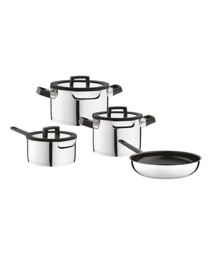 
<p><strong>Korte omschrijving BergHOFF Essentials Uqonic Downdraft 7-delig pannenset</strong></p>
<ul>
<li>Een complete starters-set voor een Downdraft kookplaat bezitter</li>
<li>Past perfect op alle afzuigsystemen en gewone kookplaten</li>
<li>Glazen deksel met geïntegreerde luchtkanalen</li>
<li>Mogelijkheid om de pan af te sluiten door de deksel 180 graden te draaien</li>
<li>Vaatwasmachine bestendig, handwas aanbevolen voor een langere levensduur</li>
</ul>
<p><strong>Uitgebreide omschrijving</strong></p>
<p>Speciaal voor kookplaten met geïntegreerde afzuiging, zoals bijvoorbeeld van Bora. Kwaliteit die u van Berghoff mag verwachten. De dampen worden naar de afzuiging geleid d.m.v. een wereldwijd gepatenteerd systeem in de deksel.</p>
<p>Berghoff lanceert revolutionaire kookpot oplossingen voor o.a. downdraft afzuigsystemen. Dit kookgerei voorkomt warmteverlies voor energiezuinig koken en geleidt de geuren en dampen van binnenuit de pan rechtstreeks naar het afzuigsysteem.</p>
<p>De Berghoff downdraft pannen hebben een bijpassend glazen deksel met geïntegreerde luchtkanalen in de siliconen rand om de luchtstroom te stimuleren. Het deksel kan gebruikt worden om de pot af te sluiten, om het verwarmingsproces te versnellen en de warmte en de smaken in de kookpot te houden tijdens het koken.</p>
<p><strong>Samenstelling</strong></p>
<ul>
<li>Steelpan met deksel - Ø 20 cm</li>
<li>Kookpan met deksel - Ø 20 cm</li>
<li>Kookpan met deksel - Ø 24 cm</li>
<li>Koekenpan met anti-aanbaklaag - Ø 28 cm</li>
</ul>