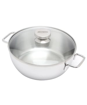 <p><strong>Korte omschrijving Demeyere Apollo 7 braadpan met glasdeksel 24cm - Glasdeksel</strong></p>
<ul>
<li>Ontwikkeld en vervaardigd in België</li>
<li>InductoBase® bodem met aluminium kern, een uitstekende warmtegeleider</li>
<li>TriplInduc® technologie - kook tot 30% sneller, efficiënter en met meer controle op inductie</li>
<li>Geschikt voor alle kookplaten, inclusief inductie, en de oven</li>
<li>Silvinox® technologie - je roestvrijstalen kookgerei verkleurt niet en is eenvoudig te reinigen</li>
<li>Met glasdeksel: kook zonder morsen en energiezuinig</li>
<li>Ergonomische gelaste grepen uit roestvrij staal: stevig en extra hygiënisch</li>
<li>Kan probleemloos in de vaatwasser</li>
<li>30 jaar garantie op productiefouten bij huishoudelijk gebruik</li>
</ul>
<p><strong>Uitgebreide omschrijving</strong></p>
<p>Door de ronde vorm is de Demeyere Apollo braadpan zeer multifunctioneel. Bijvoorbeeld voor het bereiden van soepen, sauzen en stoofschotels maar ook voor roerbakken en eenpansmaaltijden.<br /><br />Het materiaal van de pan bestaat uit 7 lagen, voor een goede warmtegeleiding. De bovenste laag & de binnenzijde van de pan, is van roestvrij staal. Gevolgd door een laag zuiver aluminium, een aluminium legering en weer zuiver aluminium. De onderste drie legeringen vormen TriplInduc. De pan is geschikt voor alle warmtebronnen, inclusief inductie en kan ook in de oven worden gebruikt. De door Demeyere ontwikkelde Silvinox behandeling geeft de pan zijn zilverwitte kleur en zorgt ervoor dat deze ook behouden blijft.</p>
<p><a href="https://www.vdgardewarenhuis.nl/brands/demeyere/">Bekijk hier alle producten van Demeyere.</a></p>