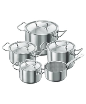 
<p><strong>Korte omschrijving Demeyere Classic 3 - Pannenset - 5-delig</strong></p>
<ul>
<li>Ontwikkeld in België</li>
<li>Capsulebodem uit 3-lagenmateriaal voor een uitstekende warmteverdeling</li>
<li>Geschikt voor alle kookplaten, inclusief inductie, en de oven</li>
<li>De speciale gietrand voorkomt geknoei</li>
<li>Met het deksel kook je energiezuinig</li>
<li>Kan probleemloos in de vaatwasser</li>
<li>10 jaar garantie op productiefouten bij huishoudelijk gebruik</li>
</ul>
<p> </p>
<p><strong>Uitgebreide omschrijving</strong></p>
<p>Met deze Classic 3 set ben je verzekerd van jarenlang kookplezier. Deze degelijke kookpan (20 cm), soeppannen (16, 20 en 24 cm) en steelpan (16 cm) blijven je dag na dag aangenaam verrassen. Vervaardigd van hoogwaardig roestvrij staal. De 3-lagenbodems met aluminium verzekeren je van een goede warmteverdeling. Op alle warmtebronnen, dus ook inductie. Geniet van extra gebruiksgemak dankzij de speciale schenkrand, de maataanduidingen aan de binnenkant en de stevige, ergonomische grepen die lang koel blijven. De deksels passen perfect. Hierdoor gaat er geen warmte of stoom verloren en verspil je geen energie. Bovendien kan je hetzelfde deksel gebruiken op elke Demeyere pan met dezelfde diameter. In de stevige steelpan uit onze Classic 3 serie kook je snel en efficiënt bouillons en baissauzen in. Ook handig om boter te smelten – voor een bechamelsaus bijvoorbeeld – of om een paar eitjes of een lekker stukje vis te pocheren. Ze kan zelfs probleemloos in de oven, als je een saus warm wil houden tot de rest van je maaltijd klaar is. Dankzij het oog in de steel kun je je pannetje binnen handbereik hangen. Kortom: dit vijftal is een mooie keuze, qua kwaliteit en qua look. Plezier gegarandeerd.</p>