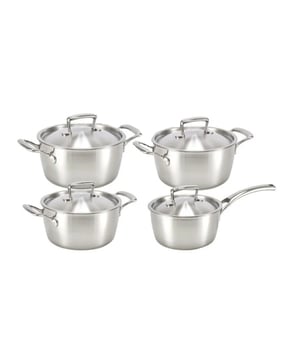 
<h2><strong>Korte omschrijving Habonne Queen Pannenset 4 delig</strong></h2>
<ul>
<li>Kookpan 20cm met deksel - 2,50 Liter</li>
<li>Kookpan 18cm met deksel - 1,75 Liter</li>
<li>Kookpan 16cm met deksel - 1,25 Liter</li>
<li>Steelpan 16cm met deksel - 1,25 Liter</li>
<li>Schenkrand voor veilig schenken of afgieten</li>
<li>Triply materiaal</li>
<li>Geschikt voor alle warmtebronnen</li>
</ul>
<p><strong>Uitgebreide omschrijving</strong></p>
<p>De koningin van de pannen, dat is Habonne Queen Pannenset - 4 delig – RVS. Deze elegante en stijlvolle kookpannenset van Nederlandse bodem biedt alles wat je nodig hebt voor in je keuken. De Habonne Queen pannenset geeft je drie kookpannen in de maten 16cm, 18 cm en 20cm. Daarnaast heeft de set een steelpan 16cm. De pannen kunnen op alle warmtebronnen, maar zijn bij uitstek geschikt voor op inductie.</p>
<p>De Habonne Queen pannen zijn mooi gedetailleerd rond afgewerkt. De handvatten liggen dan ook goed in de hand. De pannen zijn gemaakt van geborsteld 18-10 roestvrij edelstaal. De pannen zijn heel energiezuinig door het  gebruik van meerlagenmateriaal, ook wel tri-ply genoemd. Bij de Queen pannen betekent dat, dat de binnenkant vervaardigd is van 18-10 edelstaal. De middelste laag is aluminium, wat voor een snelle opwarming zorgt. Bovendien houdt het aluminium de warmte ook heel lang vast. De buitenkant is gemaakt van magnetisch roestvrijstaal. Dit zorgt voor een goed contact met de inductiekookplaat. Bovendien beschermt deze laag het aluminium tegen beschadigingen.</p>
<p>Naast de koninklijke kracht en stevigheid van de Habonne Queen pannen biedt ze ook een groot gebruiksgemak. Aan de binnenkant van de kookpannen zit een maatverdeling. De deksels zijn ligt gebold en kunnen gewoon in de vaatwasser, net als de pannen. Als de pannen schoon zijn zien ze er mooi uit in iedere keuken: eenvoudig, maar stijlvol en elegant. Bovendien zit er tien jaar garantie op deze pannen.</p>
<p>De pannen van het Nederlandse merk Habonne worden wel tot de beste pannen gerekend. En dat is niet zonder reden. Habonne staat garant voor duurzame kwaliteit, fijne gebruikseigenschappen en een prachtig design.</p>
<p>Heb je de keuze voor beste Habonne Queen pannenset aanbieding gemaakt? Bestel makkelijk en snel, vandaag besteld is de volgende werkdag in huis. Deze pannen zijn ook per stuk te koop. Je kunt de Habonne Queen pannenset ook in onze pannenstore bekijken.</p>