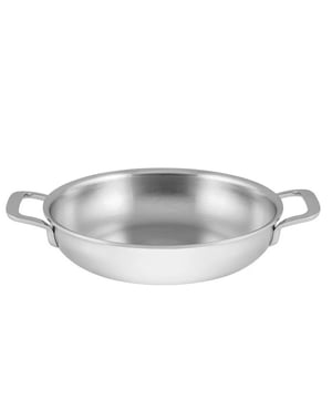 
<h2>Demeyere Multifunction 7 koekenpan Ø20 cm RVS</h2>
<ul>
<li>Veelzijdige en multifunctionele koekenpan</li>
<li>Hittebestendig handvat voor extra comfort en veiligheid</li>
<li>Geschikt voor alle warmtebronnen, inclusief inductie</li>
<li>Kan probleemloos in de vaatwasser</li>
<li>Gegoten, gelaste grepen uit roestvrij staal: stevig en extra hygiënisch</li>
<li>Ovengeschikt tot 230 ºC</li>
<li>Bodemdiameter 14cm</li>
</ul>
<p><strong>Uitgebreide omschrijving</strong></p>
<p class="" data-start="0" data-end="641">De Demeyere Multifunction 7 koekenpan met een diameter van 20 cm is een compacte alleskunner in de keuken. Of je nu een ei wilt bakken, een stukje vlees aanbraden of groenten wilt sauteren, deze pan staat altijd voor je klaar. Dankzij het gebruik van hoogwaardig roestvrij staal en een bodem met een diameter van 14 cm warmt de pan snel en gelijkmatig op. Dat maakt koken efficiënter én zorgt voor betere bakresultaten. Het ergonomisch ontworpen handvat blijft koel tijdens het koken en ligt prettig in de hand, wat zorgt voor extra comfort en veiligheid. Ook in de oven kun je deze pan gebruiken, tot een temperatuur van 230 graden Celsius.</p>
<p class="" data-start="643" data-end="1276">Deze koekenpan is geschikt voor alle warmtebronnen, dus ook inductie. De pan is bovendien vaatwasserbestendig, wat het schoonmaken extra makkelijk maakt. De stevige handgreep is gegoten en gelast uit roestvrij staal, waardoor hij niet alleen stevig is, maar ook hygiënisch en duurzaam. Er blijven geen voedselresten achter tussen naden of schroeven. De Demeyere Multifunction 7 is een praktische keuze voor wie graag bakt met precisie en kwaliteit. Dankzij de sterke materialen en doordachte afwerking is dit een pan waar je jarenlang plezier van hebt. Een slimme investering voor iedereen die koken graag eenvoudig én goed wil doen.</p>
<p><