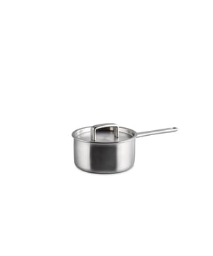 
<p><strong>Korte omschrijving Habonne King Steelpan - 16 cm - RVS - met deksel</strong></p>
<ul>
<li>Geschikt voor alle warmtebronnen</li>
<li>Triply materiaal</li>
</ul>
<p><strong>Uitgebreide omschrijving</strong></p>
<p>King is uitgevoerd in “meerlagen rvs materiaal”. Deze hoogwaardige pannenserie is uitgevoerd in extra mat geborsteld roestvrijstaal. Het unieke van deze meerlaagspannen is dat het materiaal vloeiend overloopt vanuit de bodem tot aan de rand van de pan. Dit zorgt voor een snellere en gelijkmatige opwarming van de pan. Met als gevolg dat u met deze pannen energie bespaart, er meer vitaminen en voedingsstoffen behouden blijven en u dus smakelijker eet. Typisch Habonne. De gesloten schenkrand in combinatie met de deksels maakt afgieten makkelijker. Aan de degelijke forse roestvrijstalen grepen merk je dat je een geweldige pan in de hand hebt. Aan de binnenzijde is een inhoudsverdeling aangebracht. Natuurlijk zijn de King pannen geschikt voor alle warmtebronnen inclusief inductie, de oven én de vaatwasser.</p>
<p> </p>
<p><a href="https://www.vdgardewarenhuis.nl/brands/habonne/">Bekijk hier alle producten van Habonne.</a></p>
