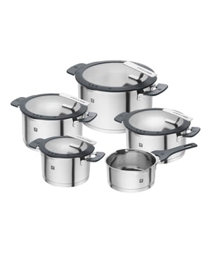 
<h2>Zwilling Simplify Pannenset RVS 5 delig</h2>
<ul>
<li>SIGMA Classic+ sandwichbodem</li>
<li>Gemaakt van 18/10 roestvrij staal</li>
<li>Dekselhouder en geïntegreerde zeef in het deksel</li>
<li>Stay-cool greep met soft-touch silicone</li>
<li>Vaatwasserbestendig</li>
<li>Ovenbestendig tot 180°C</li>
<li>De X-markering op het deksel geeft de optimale positie van het deksel aan om de stoomproductie te verminderen.</li>
</ul>
<p><strong>Uitgebreide omschrijving</strong></p>
<p>Met de Zwilling Simplify pannenset rvs 5-delig haal je een veelzijdige en duurzame pannenset in huis. Deze set is gemaakt van hoogwaardig 18/10 roestvrij staal, wat zorgt voor een lange levensduur en eenvoudige reiniging. Bovendien zijn de pannen vaatwasmachinebestendig, wat het schoonmaken extra makkelijk maakt. </p>
<p> </p>
<h3>Sigma Classic+ sandwichbodem voor gelijkmatige warmte</h3>
<p>De pannen hebben een SIGMA Classic+ sandwichbodem, waardoor de warmte gelijkmatig wordt verdeeld. Dit zorgt voor een efficiënte bereiding van je gerechten en voorkomt dat je eten aanbrandt. De pannen zijn ook geschikt voor alle warmtebronnen, inclusief inductie.</p>
<p> </p>
<h3>Slimme dekselhouder en geïntegreerde zeef</h3>
<p>Dankzij de handige dekselhouder kun je het deksel gemakkelijk op de panrand zetten zonder je keuken vies te maken. Bovendien heeft het deksel een geïntegreerde zeef, ideaal om pasta of groenten af te gieten zonder extra keukenhulpen.</p>
<p> </p>
<h3>Stay-cool greep voor veilig koken</h3>
<p>De pannen zijn uitgerust met een stay-cool greep, gemaakt van roestvrij staal met een zachte soft-touch silicone afwerking. Dit zorgt ervoor dat de handgrepen koel blijven tijdens het koken, zodat je ze veilig kunt vastpakken.</p>
<p> </p>
<h3>Ovenbestendig en stoomcontrole</h3>
<p>De pannen zijn ovenbestendig tot 180°C, wat je meer flexibiliteit geeft in je kooktechnieken. Een slimme X-markering op het deksel geeft de optimale positie aan om de stoomproductie te verminderen. Dit helpt bij het behouden van smaken en voedingsstoffen in je gerechten.</p>
<p>Met de Zwilling Simplify pannenset maak je het koken makkelijker en leuker. Dankzij de slimme details, hoogwaardige materialen en moderne uitstraling is deze pannenset een waardevolle toevoeging aan iedere keuken.</p>
<p><strong>Samenstelling</strong></p>
<ul>
<li>Steelpan 16 cm | 1.5L</li>
<li>Kookpan 16 cm | 2L</li>
<li>Lage kookpan 20 cm | 3.5L</li>
<li>Kookpan 20 cm | 4L</li>
<li>Soeppan 24 cm | 6L</li>
</ul>
<p> </p>
<p><strong><