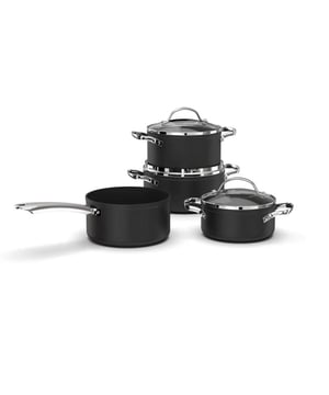 
<h2>Gero MAX Kookpannenset 4 delig Zwart met Glasdeksel</h2>
<ul>
<li>Aluminium voor snelle warmtegeleiding</li>
<li>Glasdeksel</li>
<li>Energiezuinig koken</li>
<li>10 jaar garantie</li>
<li>Geschikt voor alle warmte bronnen</li>
<li>Handgrepen zijn hittebestendig</li>
<li>Oven bestendig tot 220°C</li>
</ul>
<p><strong>Ger MAX Kookpannenset 4-delig Zwart met Glasdeksel</strong></p>
<p>Ontdek de ultieme kookervaring met de Ger MAX Kookpannenset 4-delig Zwart met Glasdeksel. Deze hoogwaardige pannenset is ontworpen voor zowel de enthousiaste thuiskok als de professionele chef, en biedt een perfecte combinatie van functionaliteit, duurzaamheid en stijl.</p>
<p><strong>Hoogwaardige Materialen</strong> De Ger MAX Kookpannenset is vervaardigd van premium aluminium, bekend om zijn uitstekende warmtegeleiding. Dit zorgt ervoor dat je gerechten gelijkmatig en snel worden verwarmd, wat niet alleen tijd bespaart maar ook energiezuinig is.</p>
<p><strong>Duurzaam en Praktisch</strong> Elke pan in deze set wordt geleverd met een stevige glasdeksel. Zo kun je het kookproces nauwlettend in de gaten houden zonder de deksel op te tillen en warmte te laten ontsnappen. De handgrepen zijn hittebestendig, waardoor je de pannen veilig kunt verplaatsen, zelfs wanneer ze heet zijn. Bovendien zijn de pannen ovenbestendig tot 220°C, wat extra flexibiliteit biedt bij het bereiden van diverse gerechten.</p>
<p><strong>Geschikt voor Alle Warmtebronnen</strong> Of je nu kookt op gas, elektrisch, keramisch of inductie, de Ger MAX Kookpannenset is geschikt voor alle warmtebronnen. Dit maakt de set veelzijdig en een uitstekende keuze voor elke keuken.</p>
<p><strong>Langdurige Garantie</strong> We staan achter de kwaliteit van onze producten. Daarom biedt de Ger MAX Kookpannenset een indrukwekkende garantie van 10 jaar, zodat je jarenlang zorgeloos kunt koken.</p>
<p>Kortom, de Gero MAX Kookpannenset 4-delig Zwart met Glasdeksel is een must-have voor elke keuken. Investeer in deze duurzame en efficiënte pannenset en ervaar het gemak van energiezuinig koken met een product dat ontworpen is om lang mee te gaan.</p>
<p> </p>
<p><strong>Samenstelling</strong></p>
<ul>
<li>Steelpan | 16 cm</li>
<li>Kookpan met deksel | 16 cm</li>
<li>Kookpan met deksel | 18 cm</li>
<li>Kookpan met deksel | 20 cm</li>
</ul>