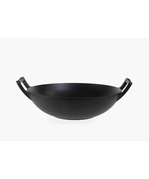 
<p><strong>Korte omschrijving Relance Wadjan Wok-Set - Wokpan - Gietijzer - 36 cm - Zwart </strong></p>
<ul>
<li>Gemaakt van Gietijzer</li>
<li>Ook geschikt voor op de BBQ (zonder deksel)</li>
<li>Wordt geleverd zonder deksel</li>
<li>Kan tot circa 1350ºC!</li>
</ul>
<p><strong>Lange omschrijving</strong></p>
<p>Deze originele gietijzeren Wok/Wadjan is op ambachtelijke wijze in een voorgevormde zandmal gegeten met een temperatuur van c.a. 1350 graden. Hierdoor krijgt de pan haar unieke kookeigenschap om zeer heet te kunnen kokkerellen. </p>
<p>De wok is vaatwasmachinebestendig, maar reinigen met de hand heeft een voorkeur voor de levensduur van de pan. Reinig de wok met warm water en afwasmiddel. Na afspoelen klaar voor hergebruik. Een eerste keer inbranden is niet nodig. Invetten is overbodig.</p>