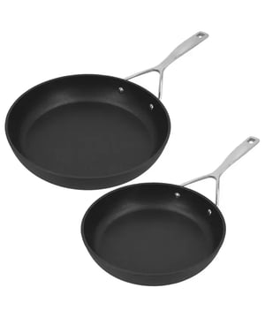 
<p><strong>Korte omschrijving Demeyere Alu Pro 5 Duraslide Titanium Koekenpannenset, 24+28cm</strong></p>
<ul>
<li>Aluminium bodem van 5 mm geeft je een snelle warmtegeleiding</li>
<li>Specifieke Radiant® bodem vorm zorgt voor een blijvend vlak bakoppervlak</li>
<li>Geschikt voor alle kookplaten, inclusief inductie.</li>
<li>Ergonomische greep van de kookpan is gemaakt van hoogwaardig RVS waardoor deze langer koel blijft.</li>
<li>Kan in de vaatwasser, maar handwas is aanbevolen voor de optimale levensduur van het product</li>
<li>5 jaar garantie op productiefouten bij huishoudelijk gebruik</li>
<li>Met antikleeflaag </li>
</ul>
<p><strong>Uitgebreide omschrijving</strong></p>
<p>De Alu Pro koekenpan ligt goed in de hand. Het is een lichtgewicht welke toch erg sterk is en de 5mm dikke aluminiumbodem zorgt ervoor dat de pan uitstekend warmtegeleidend is. De innovatieve Radiant® bodem is gecombineerd met TriplInduc® technologie waardoor je een groter contactoppervlak met je fornuis hebt, verhoogde stabiliteit en een maximaal rendement op inductiekookplaten. De pan is voorzien van een 5-laags titanium plasma antikleeflaag waarbij de titaniumdeeltjes zorgen voor een verlengde levensduur. Deze laag maakt het bereiden van delicatere en eiwitrijke producten zoals vis, gepaneerde producten en eiergerechten gemakkelijk.</p>
<p>De ergonomische greep van de koekenpan is gemaakt van hoogwaardig RVS waardoor deze langer koel blijft. De greep is hittebestendig. Voor het maximale behoud van de antikleefeigenschappen kun je het beste keukengerei van nylon, siliconen of hout gebruiken en de pan met de hand af te wassen.</p>
<p>Deze speciale set bestaat uit een 24 en 28cm koekenpan.</p>
<p><a href="https://www.vdgardewarenhuis.nl/brands/demeyere/">Bekijk hier alle producten van Demeyere.</a></p>