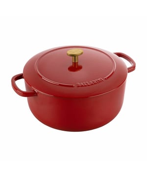 
<p><strong>Korte omschrijving Ballarini Bellamonte braadpan rond 26cm - 5,5L Rood</strong></p>
<ul>
<li>Geschikt voor alle kookplaten, inclusief inductie, en de oven</li>
<li>Gemaakt van Gietijzer met een emaile binnenlaag</li>
<li>Geschikt voor koken op hoge temperaturen</li>
<li>Inhoud van 5,5L</li>
<li>Diameter van 26cm</li>
<li>Modern luxe ontwerp</li>
<li>Ontwikkeld en vervaardigd in België</li>
</ul>
<p><strong>Uitgebreide omschrijving</strong></p>
<p>Deze prachtige braadpan hoort in elke keuken thuis! Door zijn mooie zwarte looks straalt dit pareltje klasse uit. Maar de looks is niet het enige wat deze braadpan te bieden heeft.</p>
<p>De Gietijzeren Ballarini braadpan komt uit de Bellamonte serie. Deze in deze bevat uit zwarte en rode braadpannen van 20cm 24cm 26cm en een ovale braadpan van 29cm. De serie is zowel in het rood met gouden nob te bestellen als in het zwart met gouden nob.</p>
<p>Deze gietijzeren pan is gemaakt om te koken en bakken op hoge temperaturen. Door zijn massief sterke materiaal is deze pan ook te gebruiken op de BBQ! De pan heeft een inhoud van 5,5L en een diameter van 26cm. Genoeg ruimte dus voor het koken van je culinaire gerechten! De deksel heeft aan de binnenkant noppen zitten. Dit zorgt ervoor dat de vocht niet uit de pan ontsnapt en terug het gerecht op druppelt. Zo droogt je eten niet uit en blijft het heerlijk fris en mals.</p>