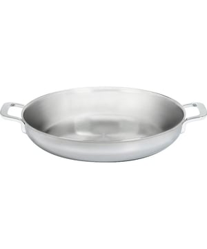 
<p><strong>Korte omschrijving Demeyere Multifunction koekenpan ø 28 cm rvs</strong></p>
<p> </p>
<ul>
<li>Veelzijdige en multifunctionele koekenpan</li>
<li>Hittebestendig handvat voor extra comfort en veiligheid</li>
<li>Geschikt voor alle warmtebronnen, inclusief inductie</li>
<li>Pan van gegoten aluminium voor snelle gelijkmatige warmteverspreiding zonder hete plekken</li>
<li>Handwas aanbevolen</li>
</ul>
<p> </p>
<p><strong>Uitgebreide omschrijving</strong></p>
<p>De Demeyere Multifunction-collectie is gemaakt voor veelzijdig gebruik. De pannen zijn gemaakt van 7-PlyMaterial bestaande uit 7 metaallegeringen van onder meer roestvrijstaal en aluminium die van bodem tot aan de rand van de pan aanwezig is voor optimale warmteverdeling en -geleiding waardoor je perfecte controle hebt over het bereidingsproces. De bodem van de pan is het innovatieve TriplInduc waarmee tot 30% meer rendement wordt behaald op inductie en het verzekerd is dat de bodem vlak blijft. Opvallend is tevens de zilverwitte kleur van de pan. Dit komt door de Silvinox®​​​​​ behandeling waarbij het oppervlakte van de pan extra eenvoudig te reinigen is en hogere weerstand biedt tegen bijvoorbeeld vingerafdrukken, agressief wasmiddel en zuurhoudend voedsel. </p>
<p>De grepen zijn gemaakt van massief gegoten RVS waardoor deze langer koel blijven. Na gebruik raden we aan de pan met de hand af te wassen.</p>
<p><
