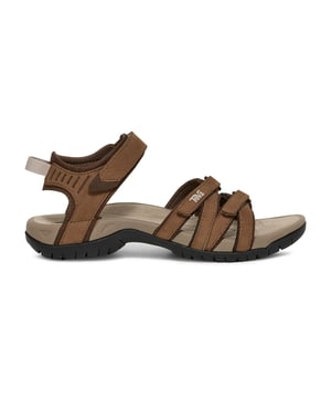 
De multifunctionele Tirra voor dames, nauwkeurig afgesteld op jouw voet, brengt te gek comfort tijdens het avontuur van jouw keuze. Het beste voor: dagtochten, lichte wandelingen, door de stad reizen, de hele dag dragen. Een premium bovenwerk van rijk, soepel leer voor een luxe look en feel. Gemakkelijke klittenbandsluiting gaat snel aan en uit en zorgt voor de juiste pasvorm. Een gedempte Shoc Pad™ in de hiel absorbeert schokken waar je die het meest nodig hebt. Een voorgevormde EVA-tussenzool geeft je voetboogondersteuning die de meeste sandalen missen, nylon cambreur stabiliseert en ondersteunt je voet op oneffen terrein. Robuuste Spider Rubber buitenzool is extreem duurzaam en biedt geweldige grip. Behandeld met Life Naturals, een op verantwoorde wijze verkregen op pepermunt gebaseerde antimicrobiële stof die de groei van geurveroorzakende bacteriën bestrijdt.