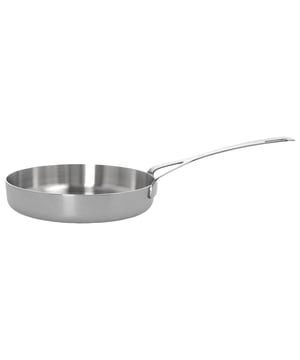 
<p><strong>Korte omschrijving Demeyere Mini 3 - Koekenpan</strong></p>
<ul>
<li>Ontwikkeld in België</li>
<li>3-lagenmateriaal tot aan de rand voor een uitstekende warmteverdeling</li>
<li>Geschikt voor alle kookplaten, inclusief inductie, en de oven</li>
<li>Roestvrij staal: levenslang knapperige bakprestaties</li>
<li>Ergonomische gelaste grepen uit roestvrij staal: stevig en extra hygiënisch</li>
<li>Kan probleemloos in de vaatwasser</li>
<li>10 jaar garantie op productiefouten bij huishoudelijk gebruik</li>
</ul>
<p><strong>Uitgebreide omschrijving</strong></p>
<p>Een mooi bakresultaat voor een kleine portie of een garnituur? Dit mini koekenpannetje (16 cm) gemaakt van meerlagenmateriaal tot aan de rand is een ideale assistent in de keuken. Op elke kookplaat, ook inductie. Handig voor een spiegeleitje, ideaal voor een individuele portie of voor gegratineerde groentjes of andere ovenbereidingen. Heel leuk ook om hiermee diverse bereidingen te delen met familie of vrienden, waarbij ieder zichzelf bedient vanuit verschillende pannetjes. Het pannetje presenteert mooi aan tafel, zonder veel plek in te nemen. De buitenkant en de stevige, gelaste greep zijn blinkend gepolijst. Hiermee kies je voor charmant en doeltreffend. Geniet ervan.</p>
<ul>
<li>Gewicht: 510 gram</li>
<li>Breedte: 16,4 cm</li>
<li>Hoogte: 7,4 cm</li>
<li>Hoogte zonder deksel: 3,3 cm</li>
<li>Diameter bovenaan: 16 cm</li>
<li>Bodemdiameter: 14 cm</li>
</ul>
<p><a href="https://www.vdgardewarenhuis.nl/brands/demeyere/">Bekijk hier alle producten van Demeyere.</a></p>