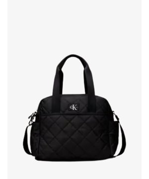 
		Perfecte luiertas voor ouders van Calvin Klein.
Deze zachte doorgestikte luiertas is stijlvol en functioneel en biedt diverse vakken om de essentials van de baby in op te bergen, en een verschoonmatje voor onderweg.

Deze tas is gemaakt van 60% REPREVEÂ®-vezels, een afvalverminderend materiaal dat wordt gemaakt van plastic flessen.

â€¢ doorgestikt polyester
â€¢ geweven handvatten bovenop
â€¢ verstelbare, afneembare schouderband
â€¢ ritssluiting bovenop
â€¢ zakken voorkant en zijkant
â€¢ insteekvakken binnenin
â€¢ inclusief doorgestikte verschoonmat
â€¢ H: 30 cm L: 35,5 cm B: 15,5 cm
â€¢ lengte handvat: 20 cm
â€¢ lengte schouderband: 25 cm - 60 cm
â€¢ Calvin Klein Jeans-logoembleem op de voorkant

samenstelling en verzorging:
100% polyester
vlekken verwijderen		
						
							
							  Kleur : Ck Black						
				
					