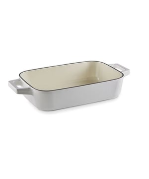 
<h2><strong>Habonne Baron Ovenschaal 30x20cm</strong></h2>
<p><strong>Korte omschrijving</strong></p>
<ul>
<li>Geschikt voor alle warmtebronnen</li>
<li>Vaatwasmachinebestendig </li>
<li>Niet geschikt voor de magnetron</li>
<li>Ook geschikt voor inductie </li>
<li>Materiaal: Gietijzer </li>
</ul>
<p><strong>Uitgebreide omschrijving</strong></p>
<p>Maak kennis met de Habonne Baron Ovenschaal, een essentieel keukenaccessoire dat niet alleen functionaliteit belooft, maar ook een vleugje elegantie toevoegt aan uw culinaire avonturen. Met een royale afmeting van 30x20 cm is deze ovenschaal perfect voor het bereiden en serveren van smaakvolle ovengerechten.</p>
<p>Vervaardigd uit hoogwaardig gietijzer, biedt deze ovenschaal niet alleen duurzaamheid maar ook een uitstekende warmteverdeling, wat resulteert in perfect bereide maaltijden. Geschikt voor alle warmtebronnen, inclusief inductie, biedt de veelzijdigheid van deze ovenschaal grenzeloze mogelijkheden in de keuken.</p>
<p>Het onderhoud van deze ovenschaal is een fluitje van een cent, dankzij de vaatwasmachinebestendigheid. Na het genieten van een heerlijke zelfgemaakte lasagne of gratin, plaatst u de ovenschaal gewoon in de vaatwasser voor een moeiteloze reiniging.</p>
<p>Let op: terwijl deze ovenschaal geschikt is voor diverse warmtebronnen, is hij niet geschikt voor gebruik in de magnetron. De Habonne Baron Ovenschaal combineert functionaliteit met stijl en biedt een verfijnde oplossing voor uw culinaire behoeften. Upgrade uw keuken met deze hoogwaardige, gietijzeren ovenschaal en ontdek de veelzijdigheid ervan bij het creëren van heerlijke gerechten voor uw dierbaren.</p>