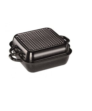 
<p><strong>Korte omschrijving</strong></p>
<ul>
<li>Geschikt voor alle warmtebronnen - excl. inductie</li>
</ul>
<p><strong>Uitgebreide omschrijving</strong></p>
<p>Deze braadpan met deksel is ideaal voor het urenlang langzaam braden van vlees. Het deksel sluit perfect dankzij de vouw in het onderste deel van de braadpan en is tevens voorzien van twee handvatten. Het wordt sterk aanbevolen ovenwanten te gebruiken wanneer u dit gerecht uit de oven haalt. Ook in dit gerecht kan het gebraad zonder problemen worden gesneden. De emaille braadpan is ook na de maaltijd gemakkelijk schoon te maken. Door het emaille blijven de smaken behouden en de deksel zorgt ervoor dat de vloeistof niet verdampt. En het mooiste is: met dit kookgerei krijg je twee kookgerei voor de prijs van één, want als je het deksel niet nodig hebt, kan het ook als extra bak- en braadpan worden gebruikt. Emaille is gemaakt van ijzer dat bij hoge temperaturen met glas is versmolten, daarom is het gemaakt van natuurlijke grondstoffen. Het geëmailleerde kookgerei is geschikt voor gebruik met alle soorten fornuizen (gas, elektrisch, keramiek en zelfs open vuur). Dankzij de ijzeren kern wordt de warmte snel afgevoerd en vervolgens vastgehouden. Dit zorgt voor duurzaam, energiezuinig koken. Het niet-poreuze, gladde glazen oppervlak garandeert perfecte hygiëne, want het is smaakneutraal, voorkomt bacteriegroei en is gemakkelijk schoon te maken. Bij correct gebruik en onderhoud kan het emaille kookgerei jarenlang kookplezier bieden en behoudt het zijn karakteristieke glanzende uiterlijk.</p>
<p> </p>
<p>Tip:</p>
<p>Deze braadpan met deksel is perfect voor het maken van heerlijke braadstukken en stoofschotels. Beide delen van de schaal kunnen ook afzonderlijk worden gebruikt om zoete en hartige ovenschotels en andere soortgelijke gerechten te maken. Als u een deel van de braadpan als bakvorm gebruikt, moet u deze goed invetten en met bloem of kruimel bestrooien voordat u het beslag of het deeg toevoegt. Dit zorgt ervoor dat de cake, en al het andere dat je kiest om in de pan te maken, niet gaat plakken en gemakkelijk kan worden verwijderd.</p>
<p> </p>
<p><strong>Over RIESS</strong></p>
<p>Riess is een familiebedrijf dat zijn oorsprong in Oostenrijk heeft. Nog steeds is het de 6e generatie van de familie waardoor het merk wordt gerund. Al eeuwenlang hebben de pannenmakers ervaring met het vervaardigen van de hoogste kwaliteit pannen. De familie Riess neemt rond 1800 de fabriek over en begin 20ste eeuw begon het merk met het produceren van porseleinemaille. De nostalgische emaille pannen die Riess maakt, brengen herinneringen van vroeger weer helemaal terug in de eigentijdse keukens.</p>