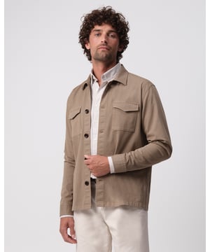 
Campbell Williamson Overshirt combineert stijl en comfort met een rechte snit en lange mouwen. Het heeft een stevige kraag, knoopsluiting en twee borstzakken. Gemaakt van hoogwaardig katoen, komt dit overshirt in een elegante Desert Taupe kleur. Het merk staat voor tijdloze kwaliteit en verfijnde details om op te vallen in elk dagelijks ritueel. - Over het merk: De herenkleding van Campbell is klassiek met een moderne twist voor een doelgroep die vol van het leven geniet. Campbell heeft warme trendkleuren, prints en materialen in het assortiment. De comfortabele pasvorm van de kledingstukken biedt een heerlijk draagcomfort en voldoende bewegingsruimte. Ieder kledingstuk van Campbell wordt gemaakt van hoogwaardige stoffen en is perfect afgewerkt.
