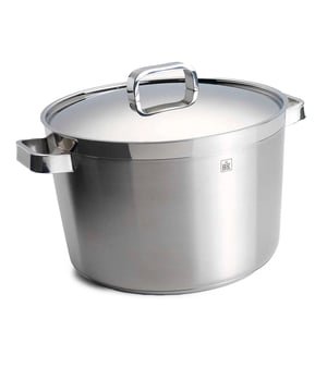 
<h2><strong>BK Conical Profi Soeppan 24 cm RVS met deksel</strong></h2>
<ul>
<li>Geschikt voor alle warmtebronnen</li>
<li>Inhoud van 6 liter</li>
<li>Maataanduiding in de pan</li>
<li>Geschikt voor de oven tot 230°C</li>
</ul>
<p><strong>Uitgebreide omschrijving</strong></p>
<p>Voor extra veiligheid tijdens het koken kiest u voor de Conical Profi soeppan van het bekende merk BK. De pan is namelijk uitgerust met zogeheten koudgrepen, deze grepen worden niet warm tijdens het koken. En dankzij de robuuste vormgeving van de handgrepen liggen deze stevig in de hand, waardoor de pan zeer goed te hanteren is. De soeppan is tevens voorzien van een speciale sandwichbodem die ervoor zorgt dat de pan snel opwarmt en een uitstekende warmteverdeling heeft. U kunt de Conical Profi gebruiken voor alle warmtebronnen inclusief de oven. Toch op zoek naar een andere pannen? Bekijk hier alle pannensets van de <a title="BK Conical pannen" href="https://www.vdgardewarenhuis.nl/koken-en-tafelen/pannensets/bk-pannensets/bk-conical/">BK Conical serie</a>.</p>
<p> </p>
<p><
