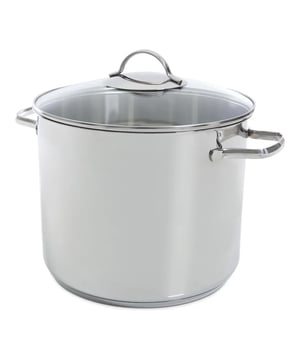 
<p><strong>Korte omschrijving BK Soeppan - 26 cm - 11 liter - Glazen deksel</strong></p>
<p> </p>
<ul>
<li>Geschikt voor alle warmtebronnen, inclusief inductie</li>
<li>Afwasmachine bestendig</li>
<li>Praktische schenkrand</li>
<li>Inhoud : 11 liter</li>
<li>Stevige handgrepen</li>
</ul>
<p><strong>Uitgebreide omschrijving</strong></p>
<p>Met deze pan weet je zeker dat je voor een groot gezelschap een heerlijke soep of ander gerecht kunt maken. Deze BK Soeppan heeft een inhoud van maarliefst 11 liter! De BK Soeppan heeft daarnaast een handige schenkrand, waardoor je gemakkelijk de overgebleven soep in bakjes kunt schenken zonder te morsen.</p>
<p>De BK Soeppan 11L is voorzien van een ingekapselde sandwichbodem die zorgt voor een snelle opwarming en een juiste warmte verdeling. Door de stootvaste glazen deksel kun je het kookproces gemakkelijk volgen zonder warmte te verliezen. Hiermee ben je gelijk energiezuinig.</p>